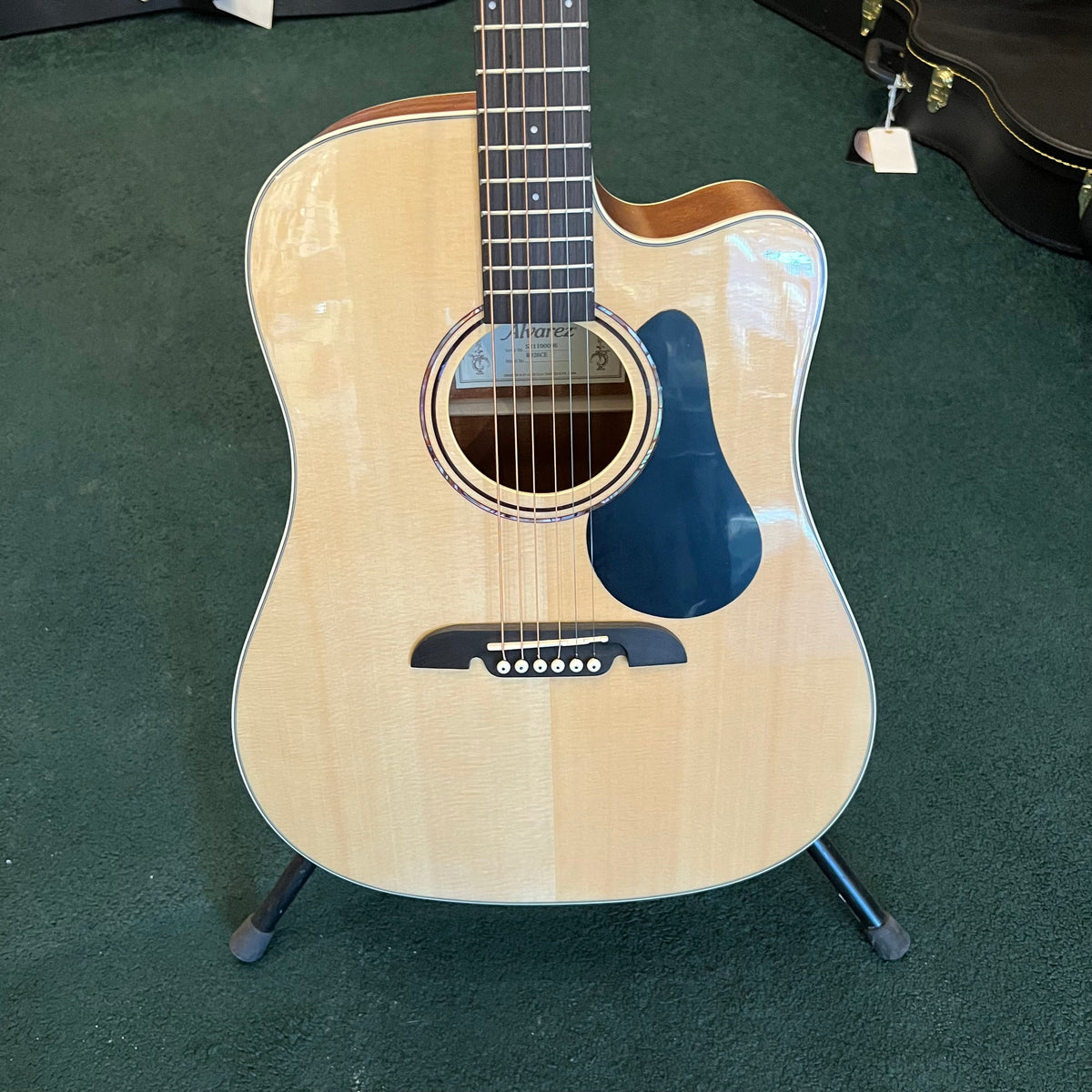 Alvarez RD26CE Regent Acoustic Electric Cutaway Guitar
