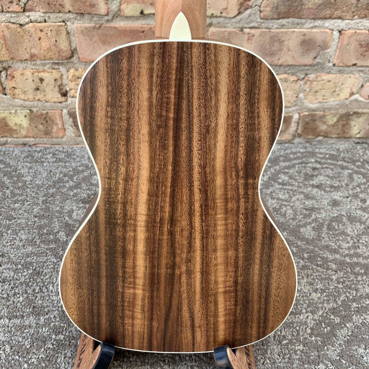 Alvarez Regent Concert Ukulele Pack w/Tuner and Gig bag Acacia