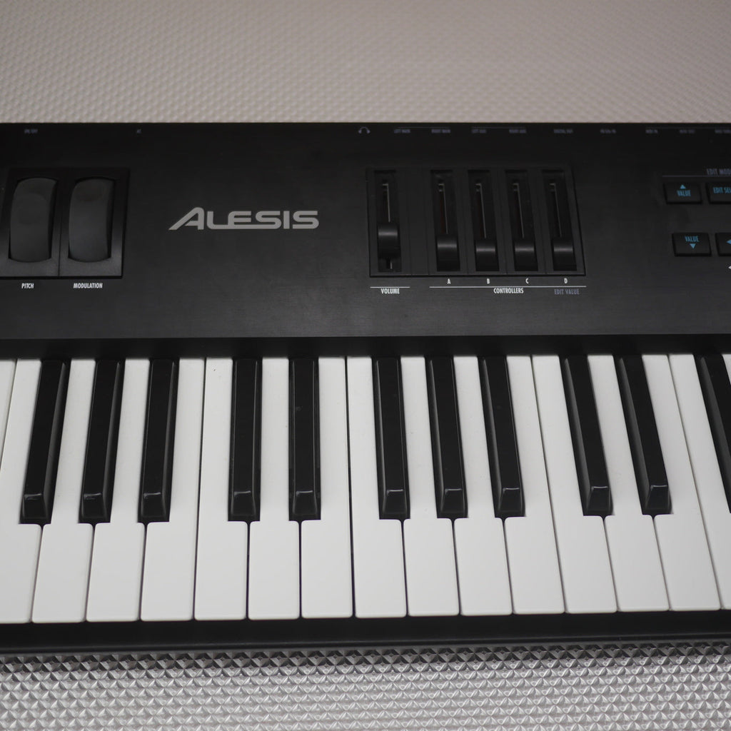 Alesis QS7 DIgital Synthesizer Keyboard 1999