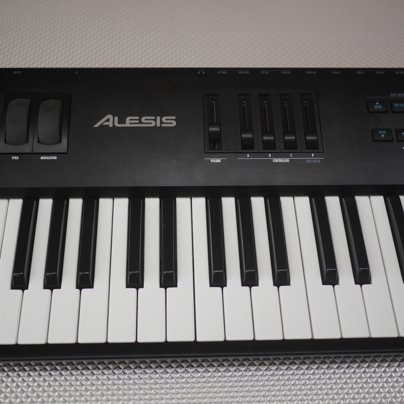 Alesis QS7 DIgital Synthesizer Keyboard 1999