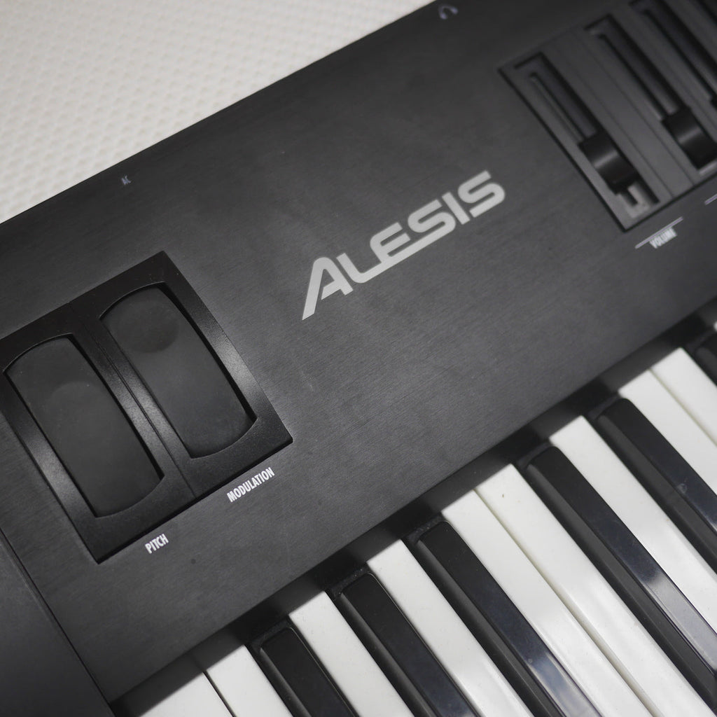 Alesis QS7 DIgital Synthesizer Keyboard 1999