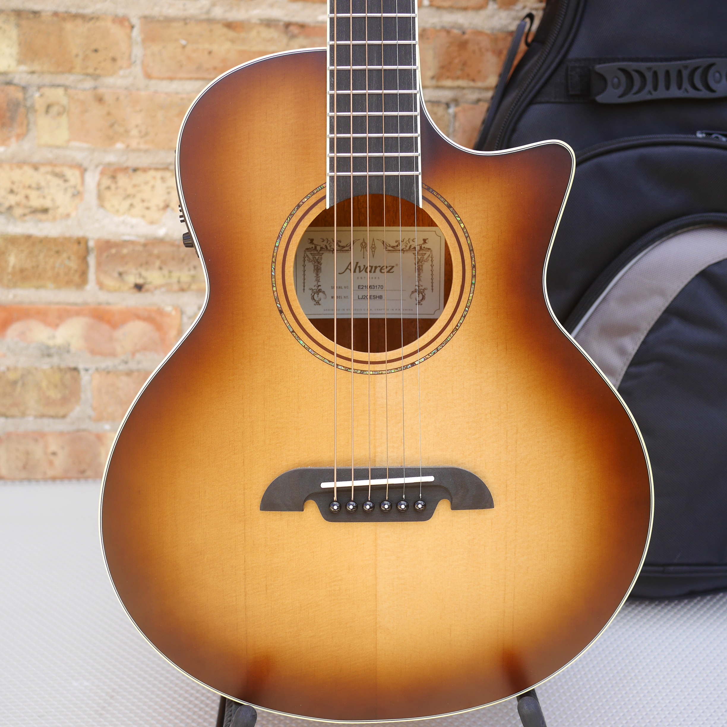 Alvarez Artist Little Jumbo Travel Guitar w/deluxe Gig Bag EQ & tuner Shadowburst