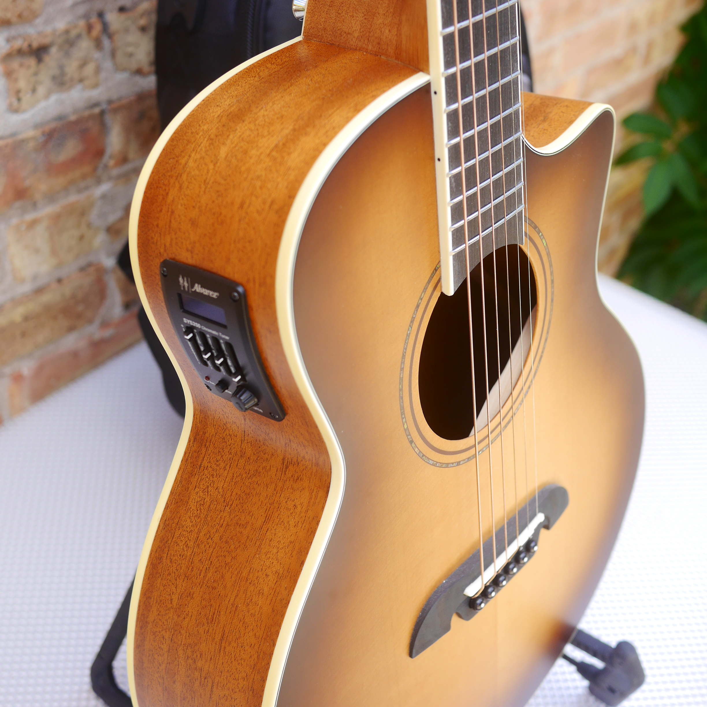 Alvarez Artist Little Jumbo Travel Guitar w/deluxe Gig Bag EQ & tuner Shadowburst