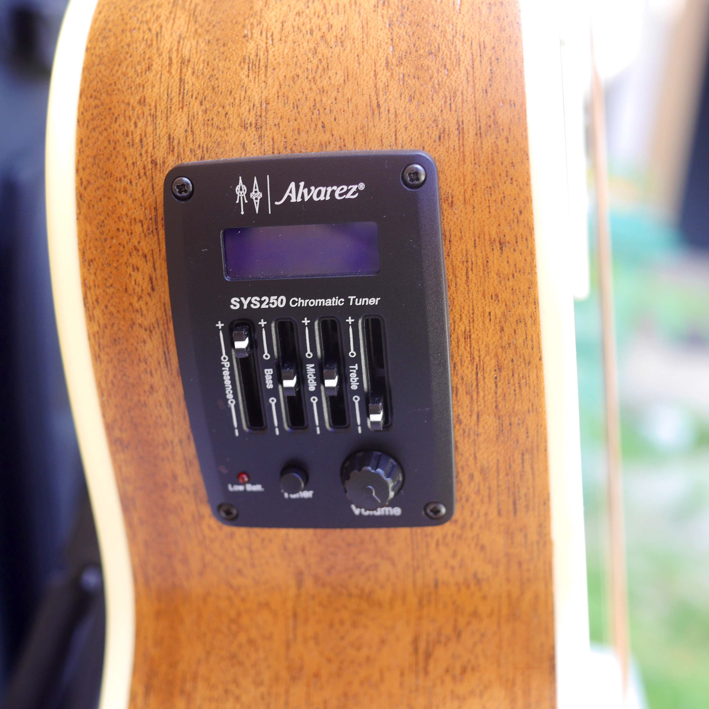 Alvarez Artist Little Jumbo Travel Guitar w/deluxe Gig Bag EQ & tuner Shadowburst