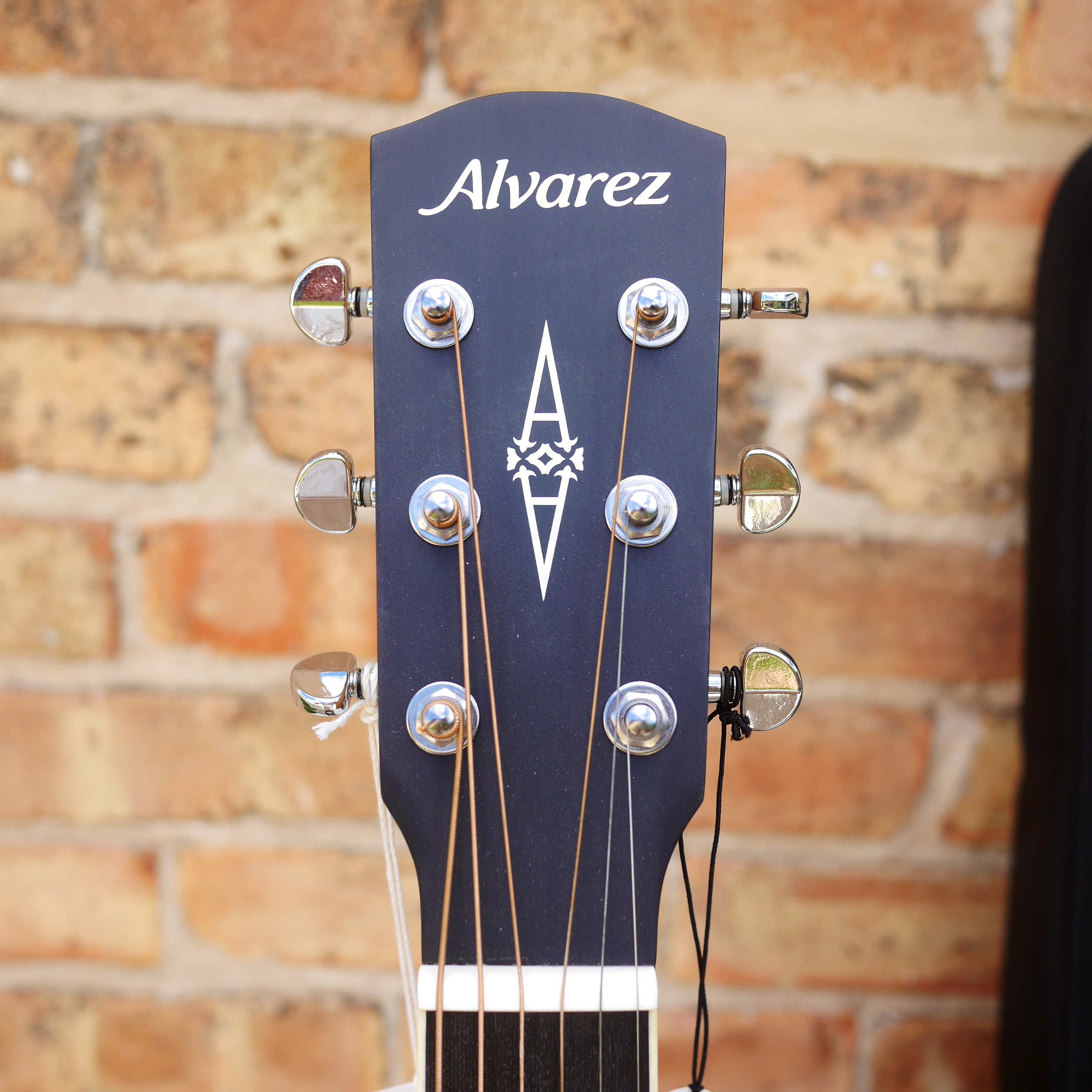 Alvarez Artist Little Jumbo Travel Guitar w/deluxe Gig Bag EQ & tuner Shadowburst