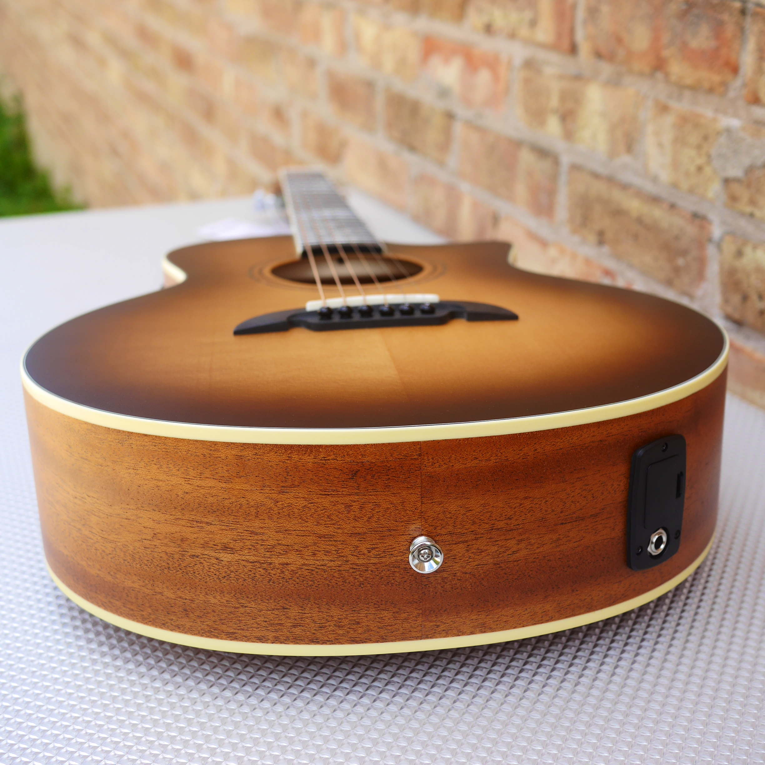 Alvarez Artist Little Jumbo Travel Guitar w/deluxe Gig Bag EQ & tuner Shadowburst