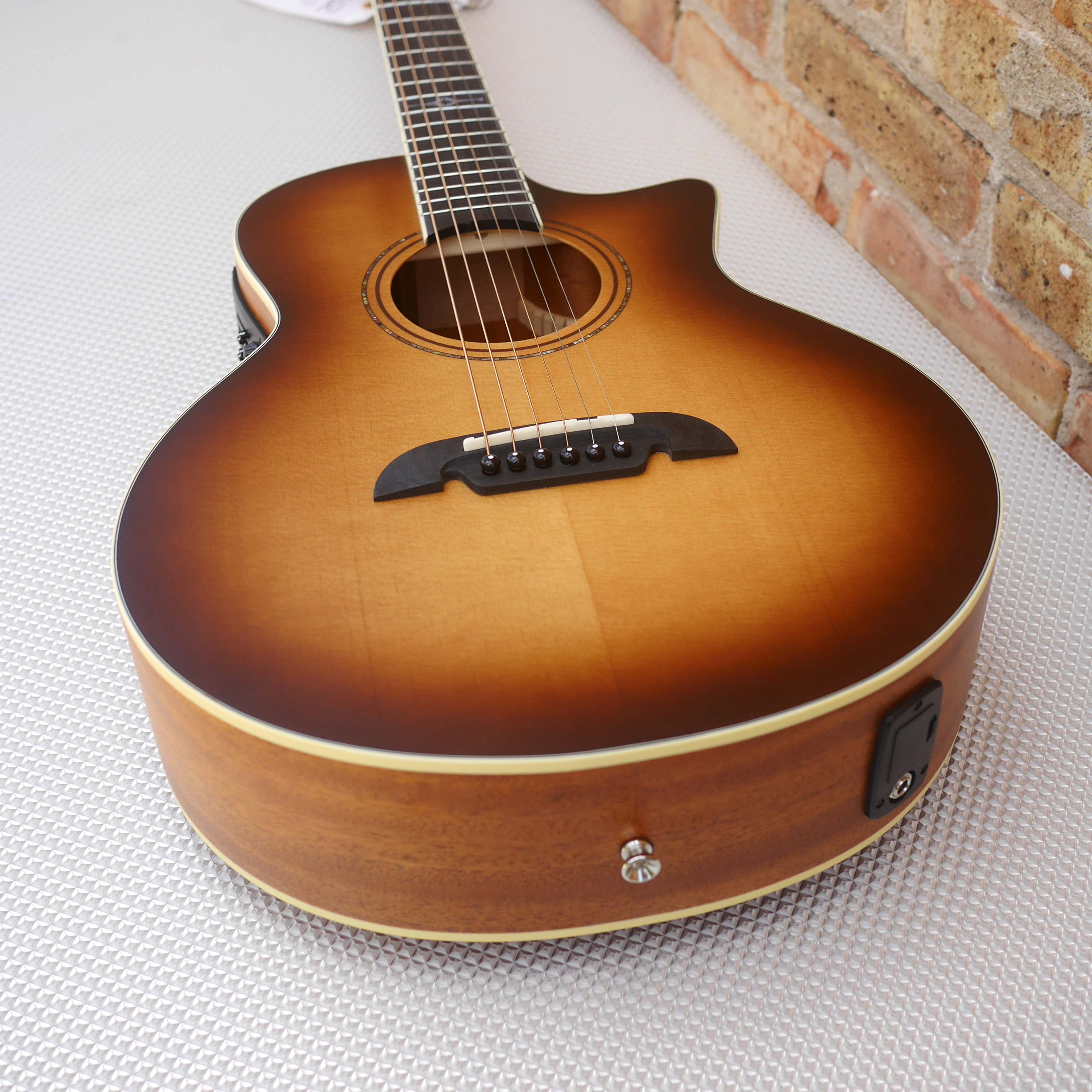 Alvarez Artist Little Jumbo Travel Guitar w/deluxe Gig Bag EQ & tuner Shadowburst