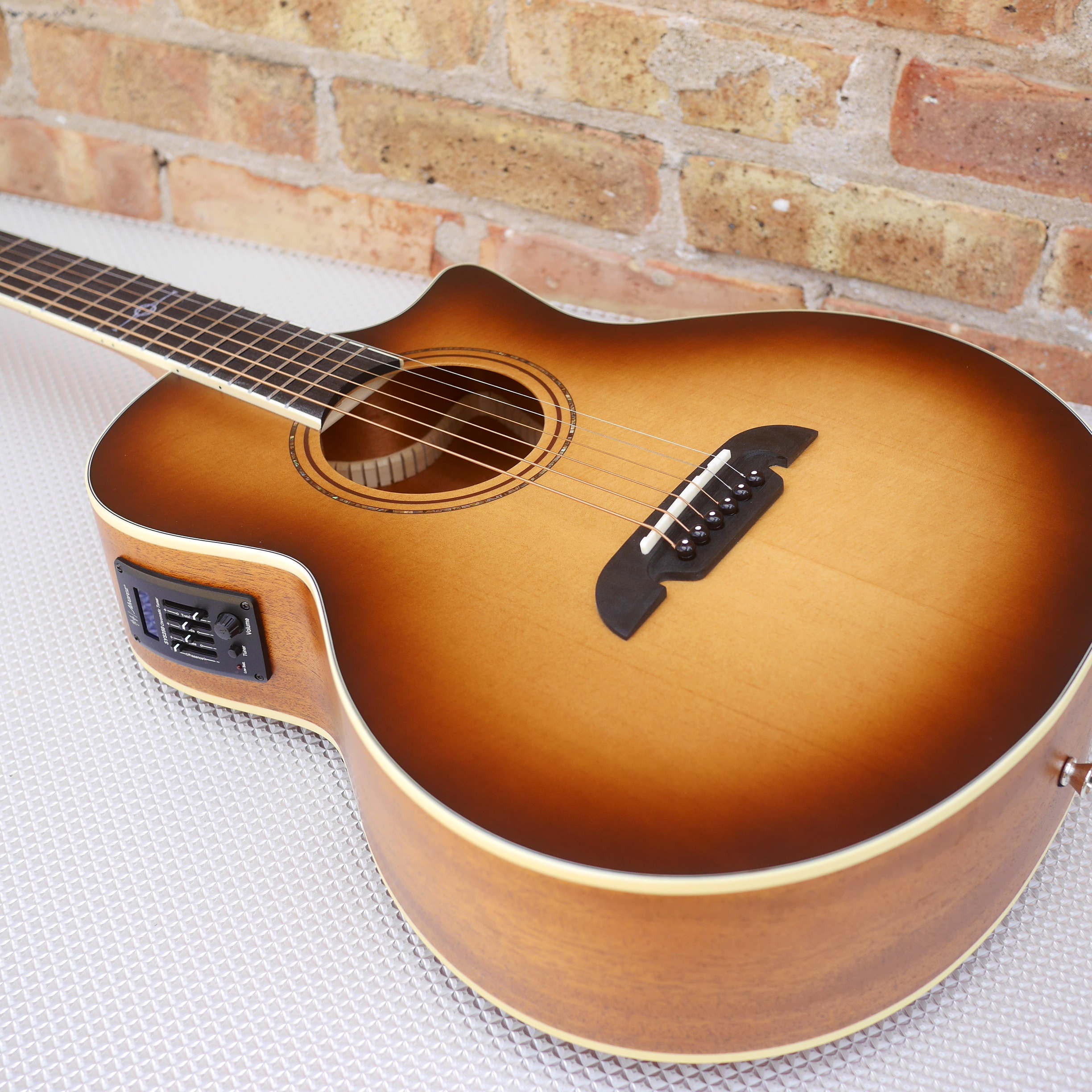 Alvarez Artist Little Jumbo Travel Guitar w/deluxe Gig Bag EQ & tuner Shadowburst