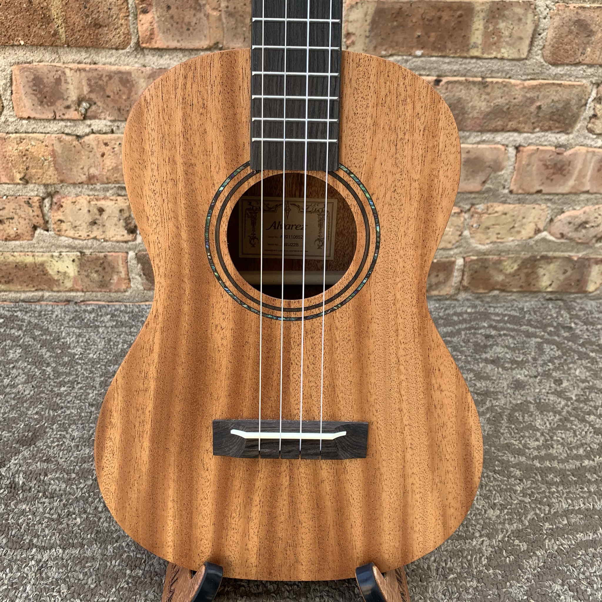 Alvarez Regent Baritone Ukulele Mahogany Satin