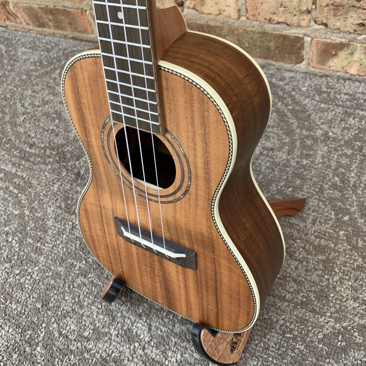 Alvarez Regent Concert Ukulele Pack w/Tuner and Gig bag Acacia