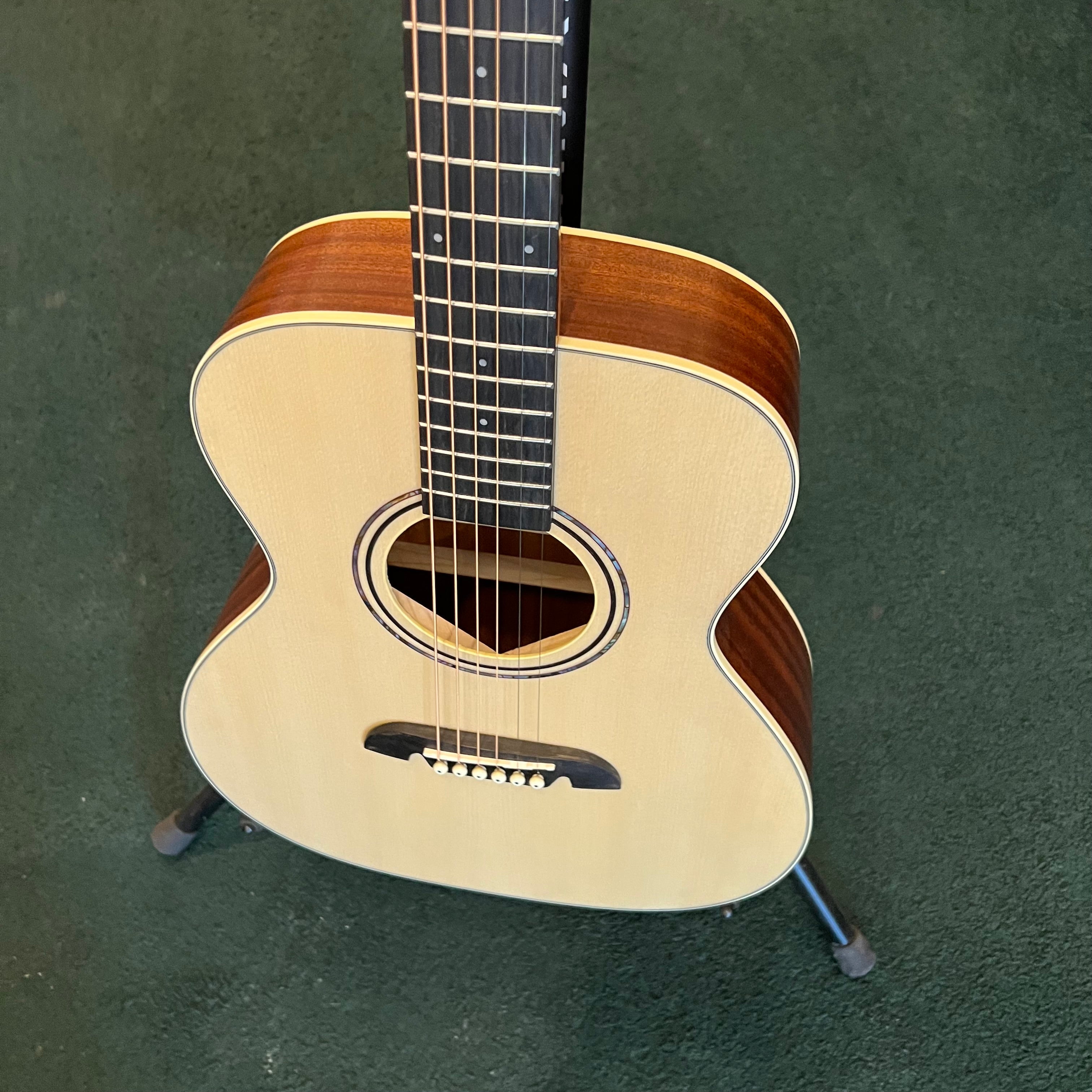 Alvarez RS26 Short Scale Steel String Guitar w/bag