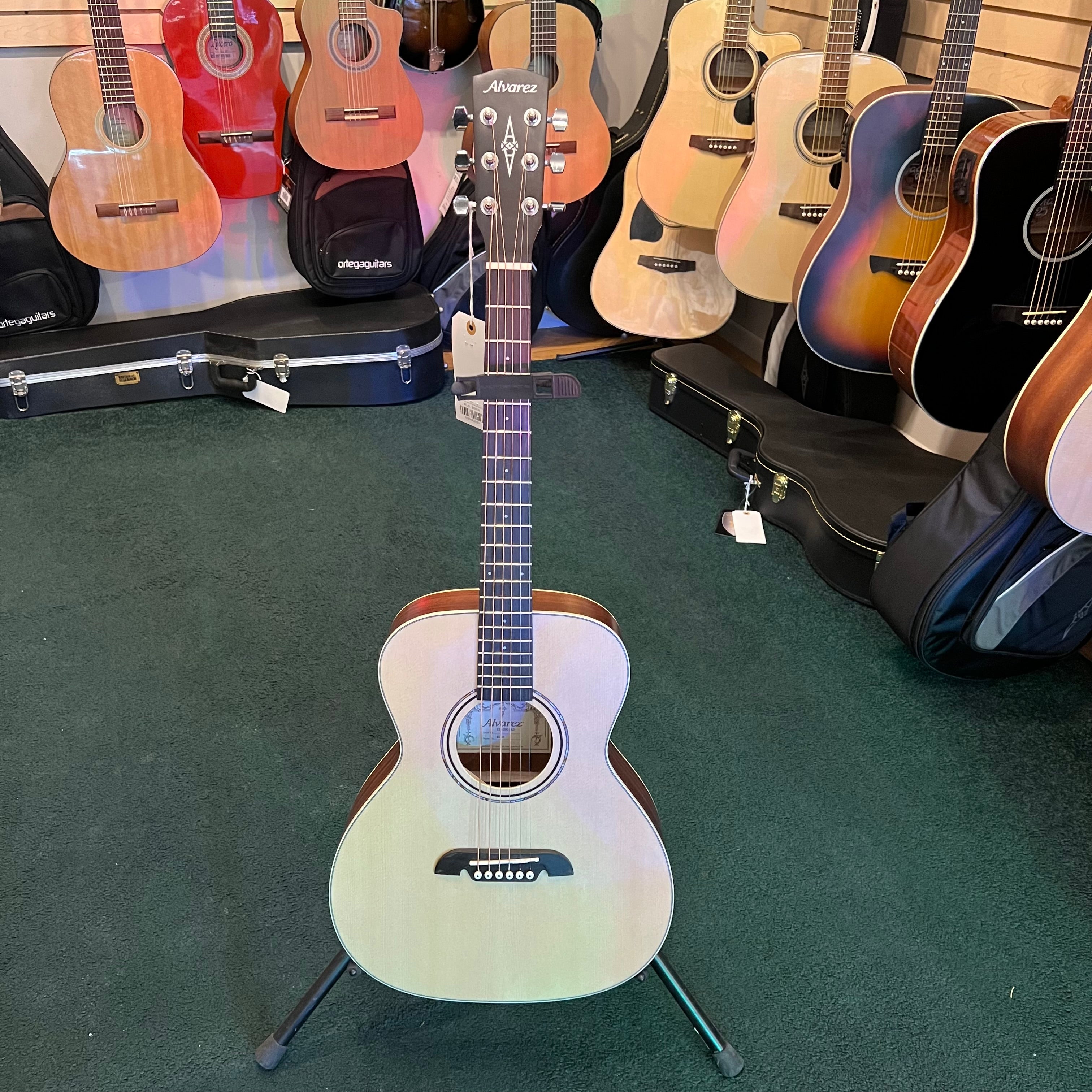 Alvarez RS26 Short Scale Steel String Guitar w/bag