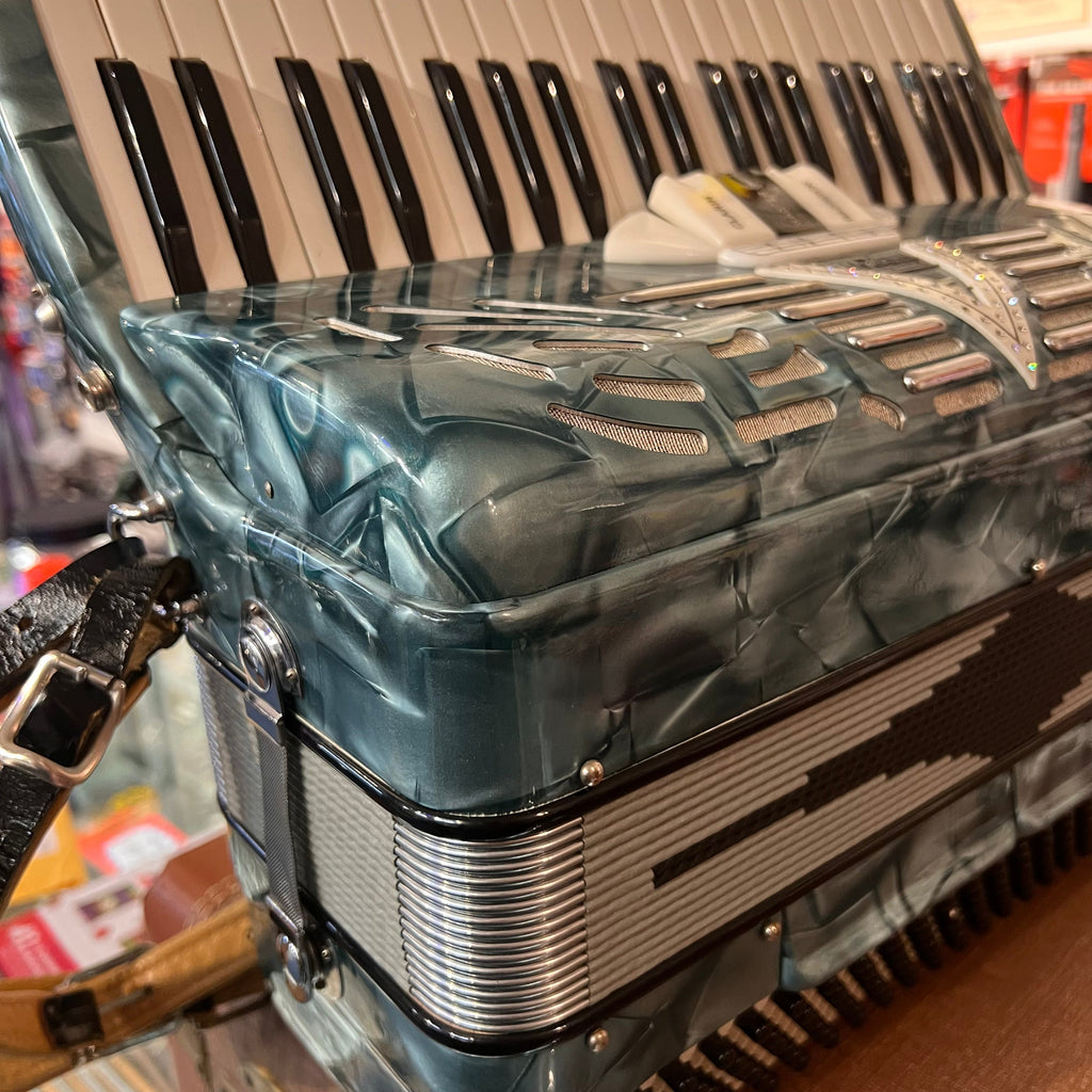 Capitol Deluxe Piano Accordion Model C30 Blue & White Italy (used)
