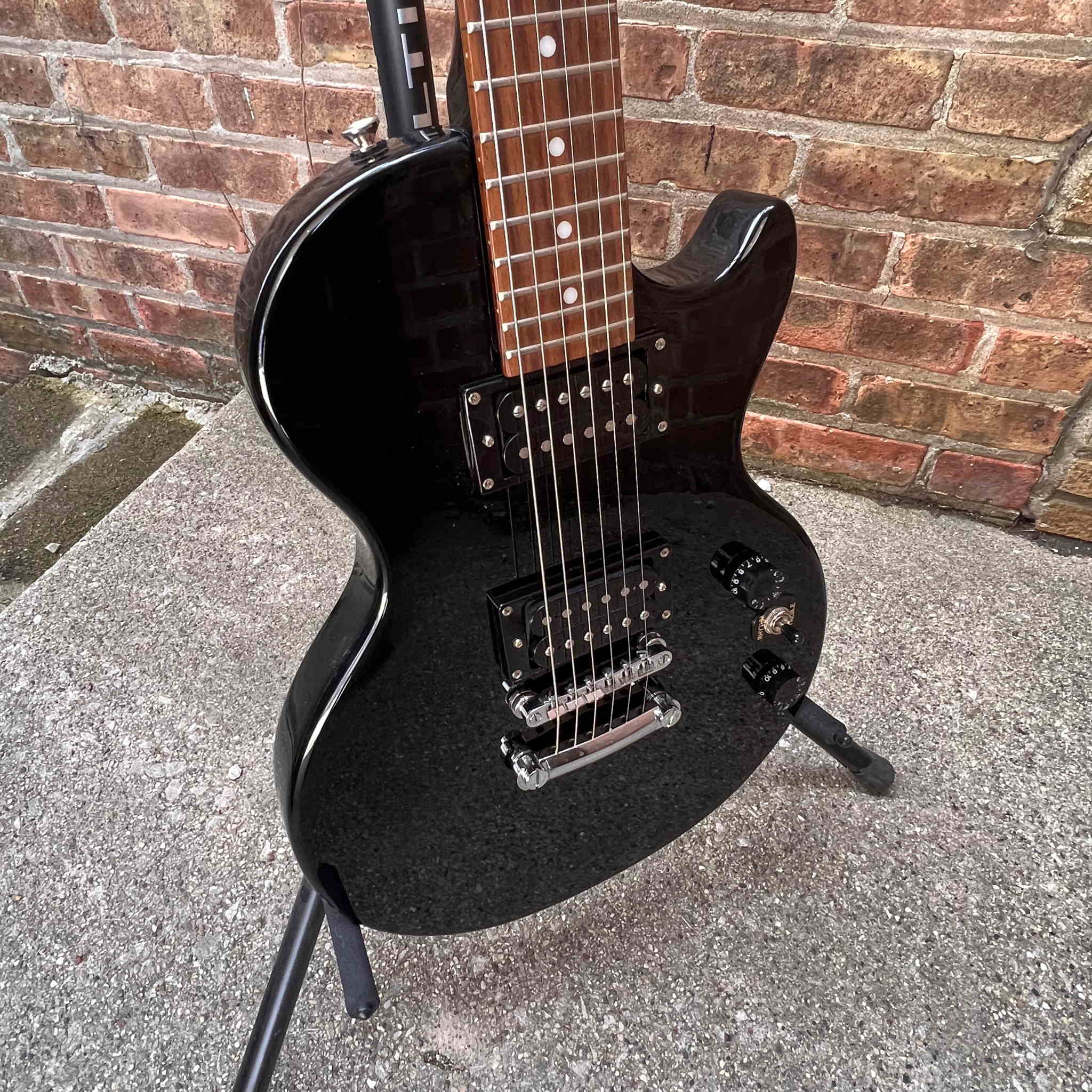 Epiphone Special II Electric Guitar Gloss Black w/case (used)