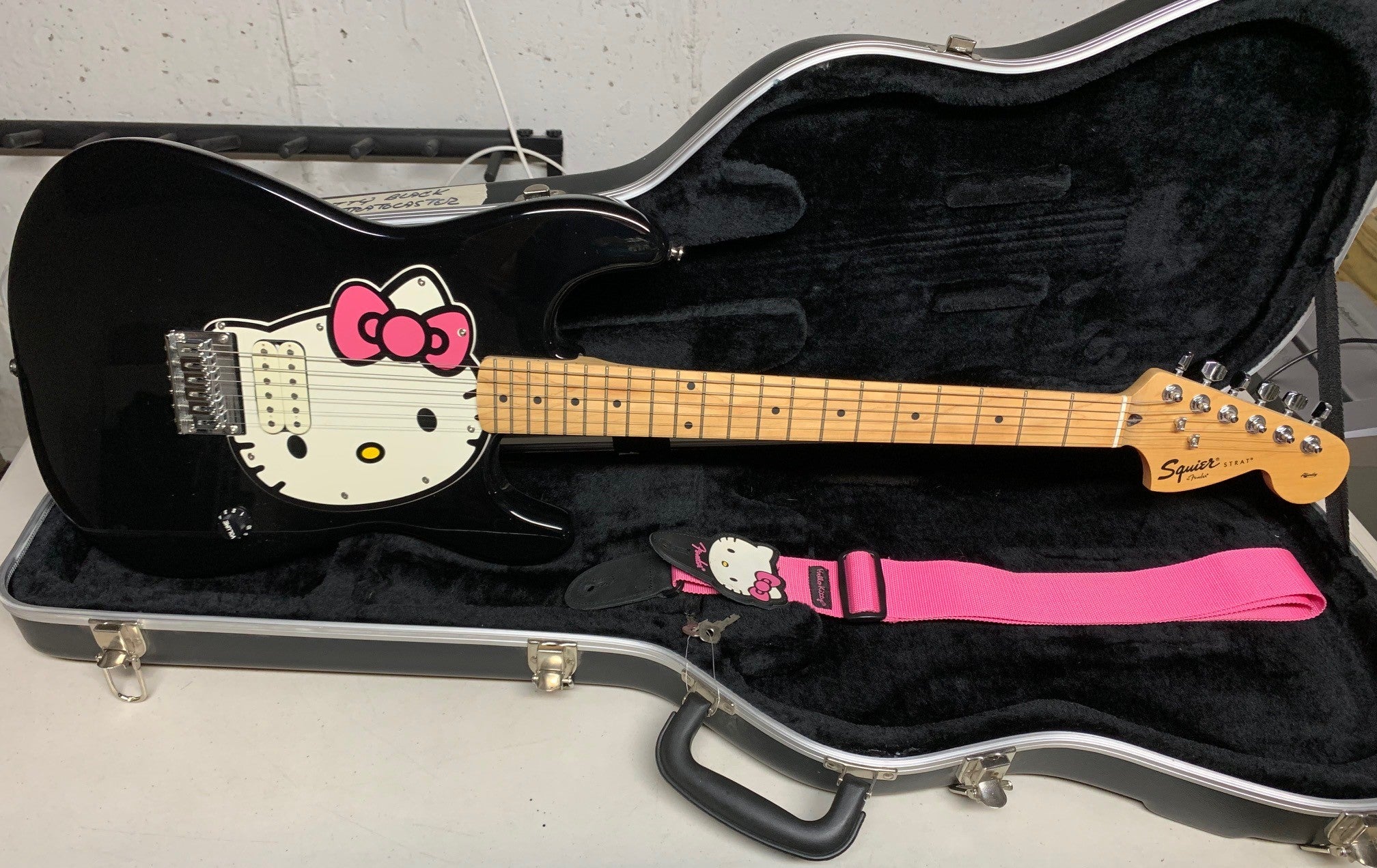 Fender Squier Hello Kitty Stratocaster Electric Guitar w/HSC and matching strap excellent (used)