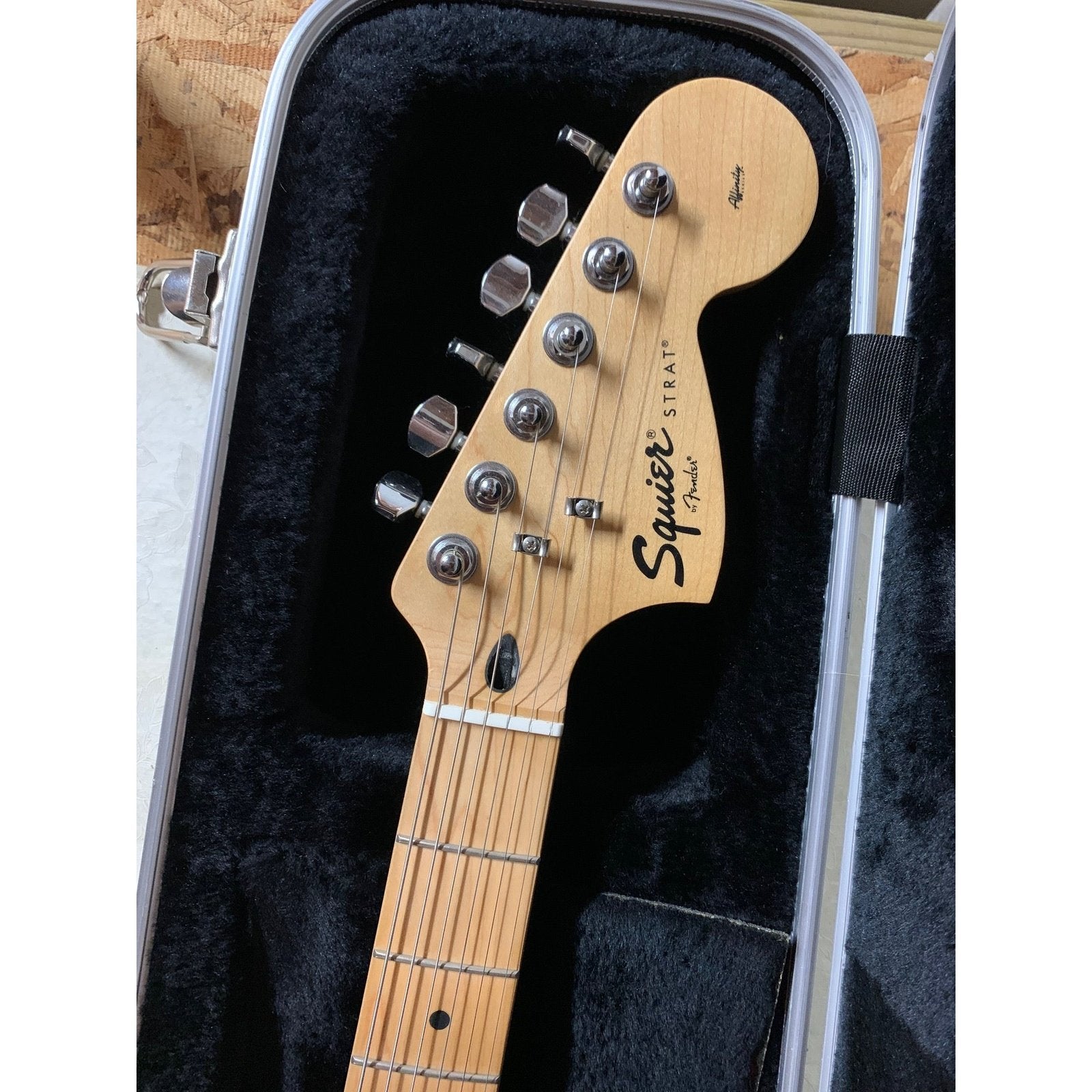 Fender Squier Hello Kitty Stratocaster Electric Guitar w/HSC and matching strap excellent (used)