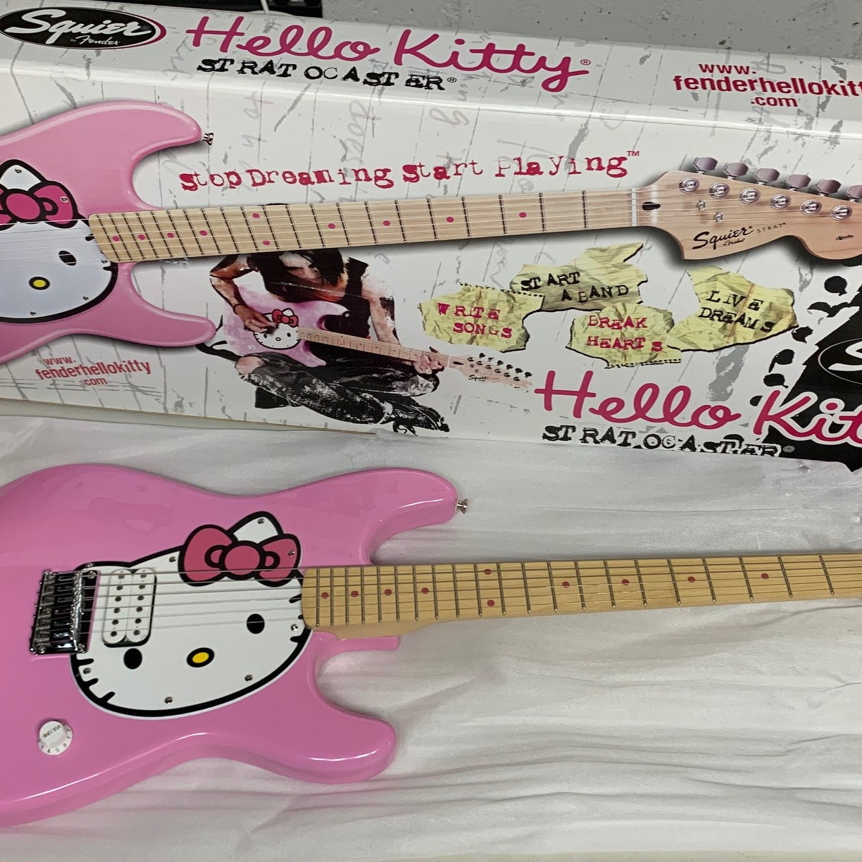 Fender Squier Hello Kitty Stratocaster w/matching gig bag strap original box Pink 2005 Rare Like