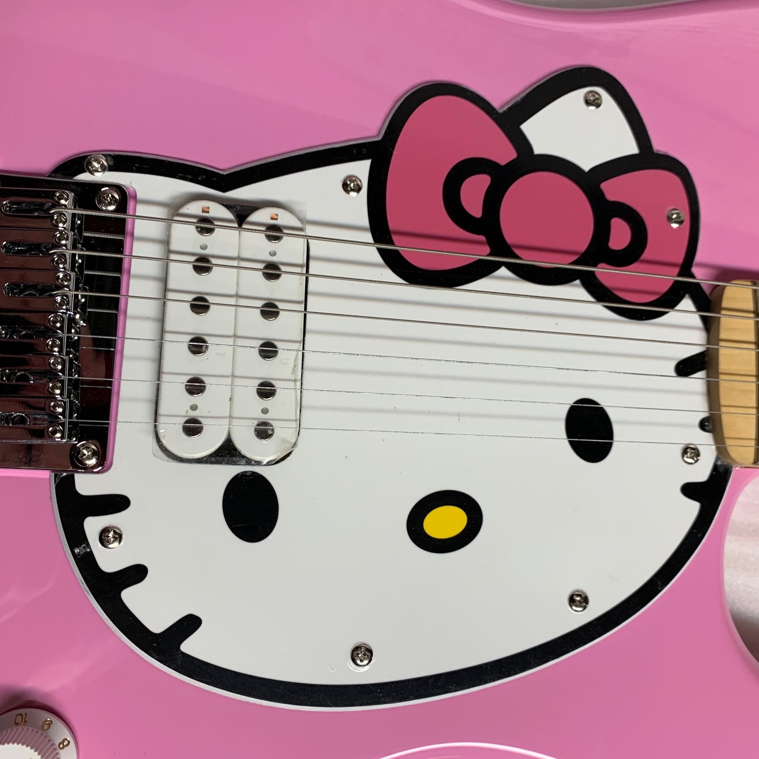 Fender Squier Hello Kitty Stratocaster w/matching gig bag strap original box Pink 2005 Rare Like