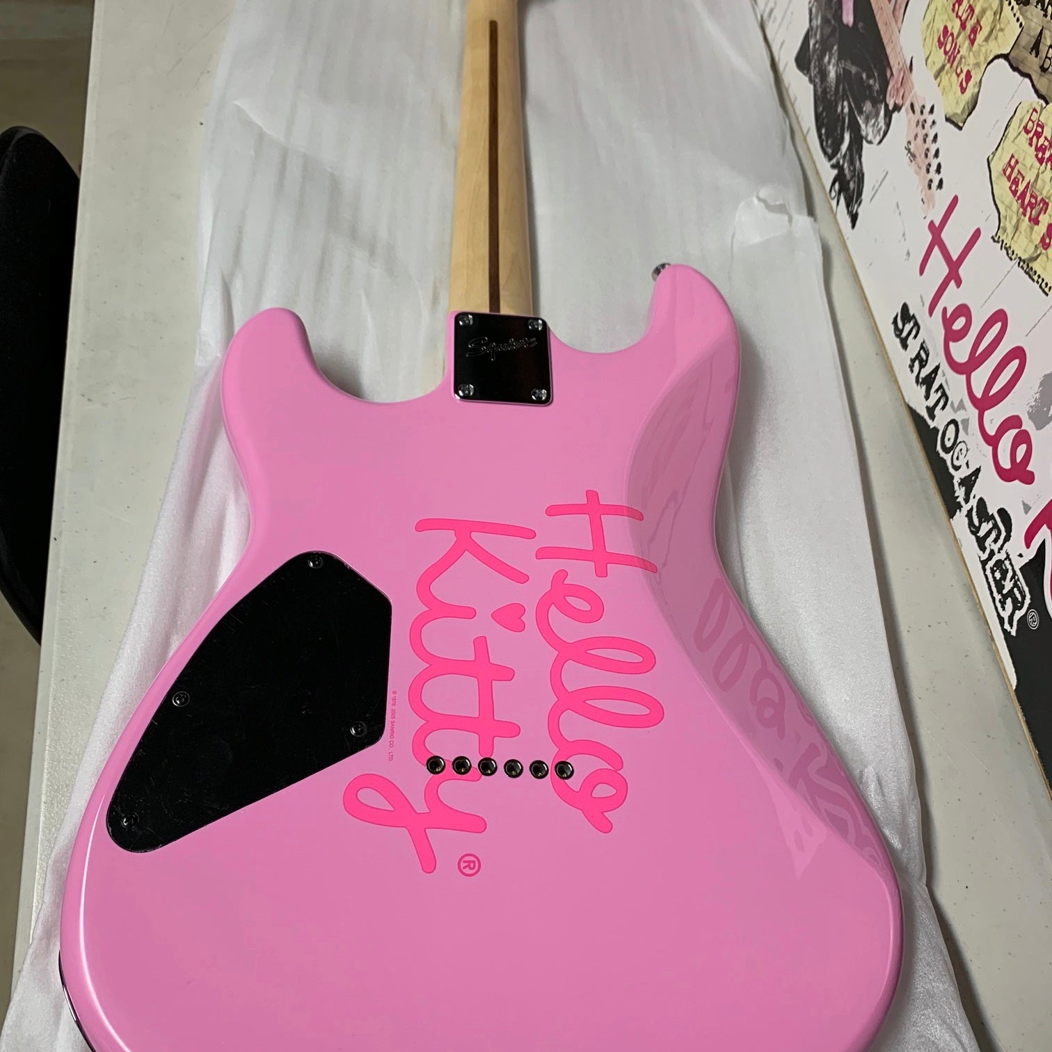 Fender Squier Hello Kitty Stratocaster w/matching gig bag strap original box Pink 2005 Rare Like