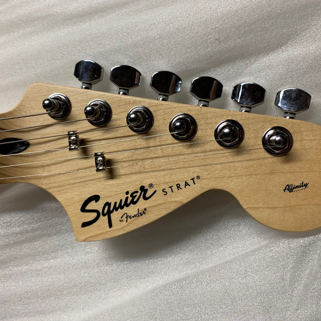 Fender Squier Hello Kitty Stratocaster w/matching gig bag strap original box Pink 2005 Rare Like