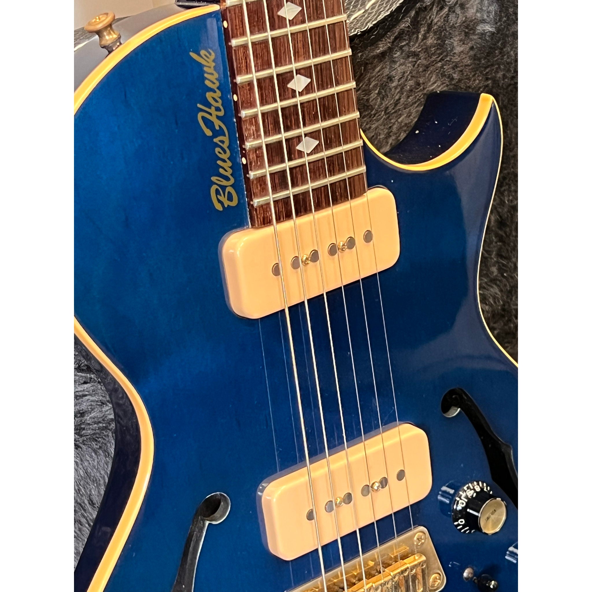 Gibson Blueshawk Electric Guitar Blue 2001 Very Good w/HSC
