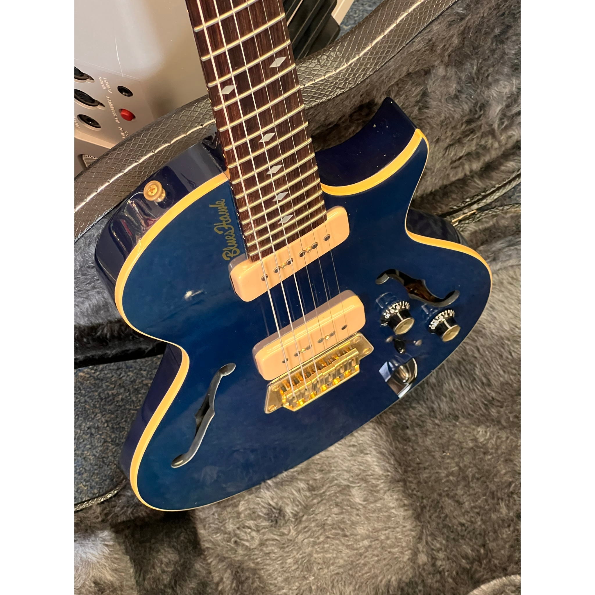Gibson Blueshawk Electric Guitar Blue 2001 Very Good w/HSC