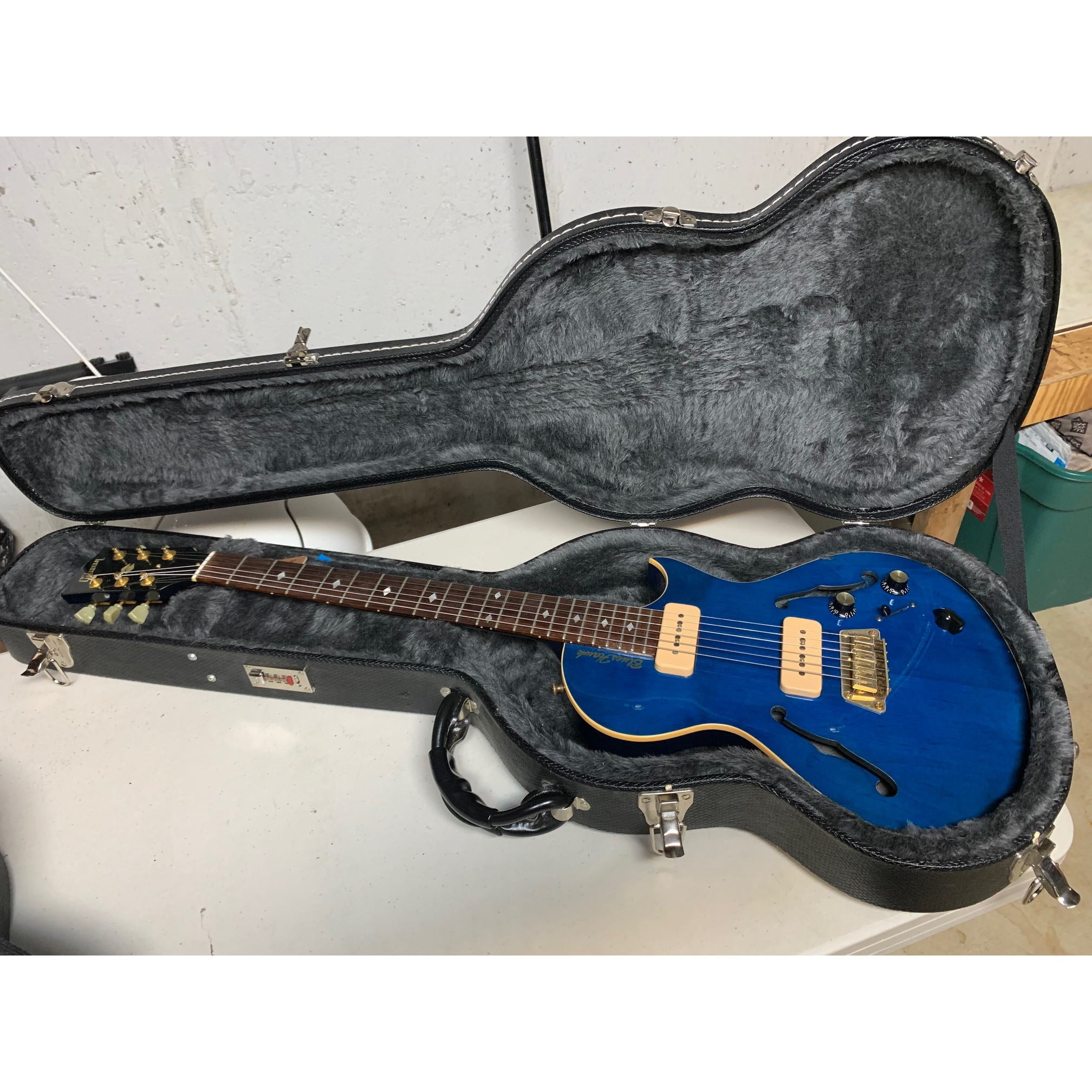 Gibson Blueshawk Electric Guitar Blue 2001 Very Good w/HSC