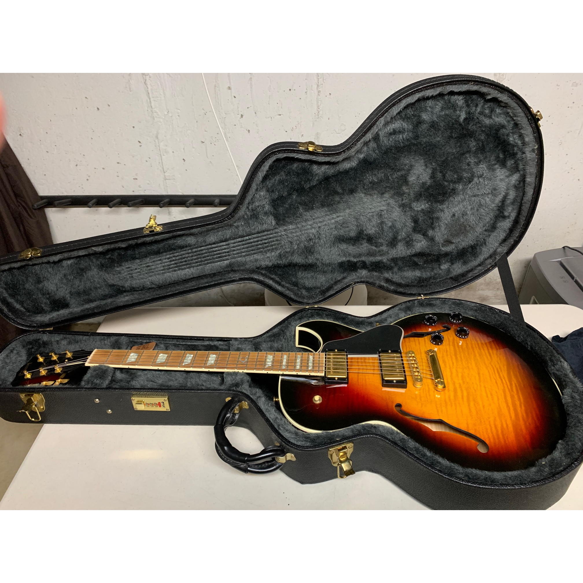 Gibson ES-137 Semi-Hollow Body Guitar Excellent w/HSC Tri-burst 2003