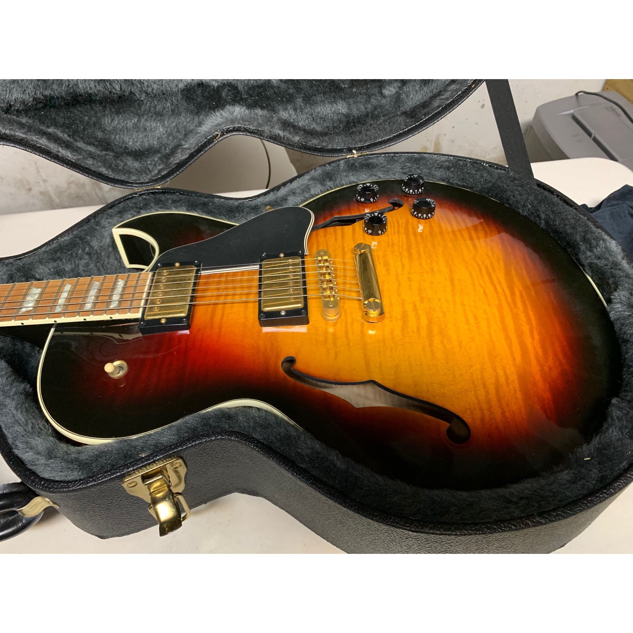 Gibson ES-137 Semi-Hollow Body Guitar Excellent w/HSC Tri-burst 2003
