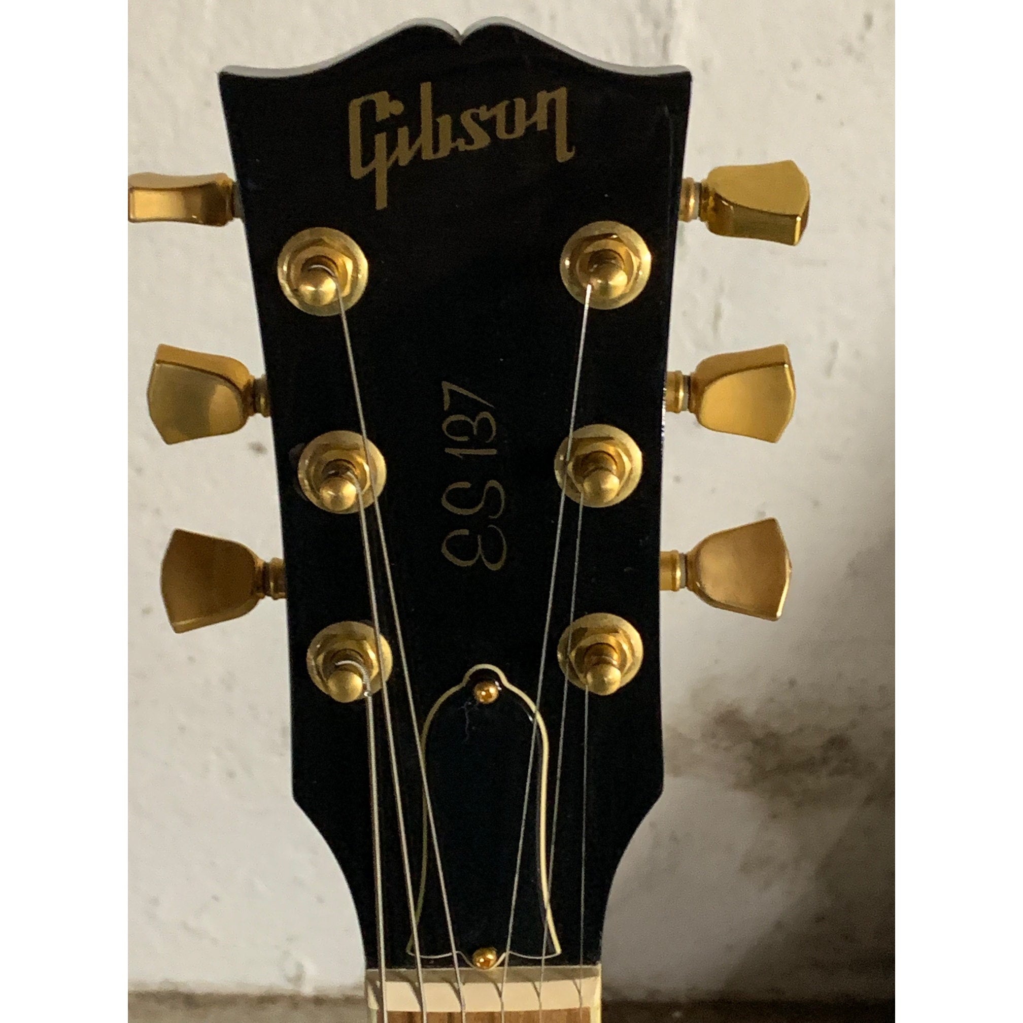 Gibson ES-137 Semi-Hollow Body Guitar Excellent w/HSC Tri-burst 2003