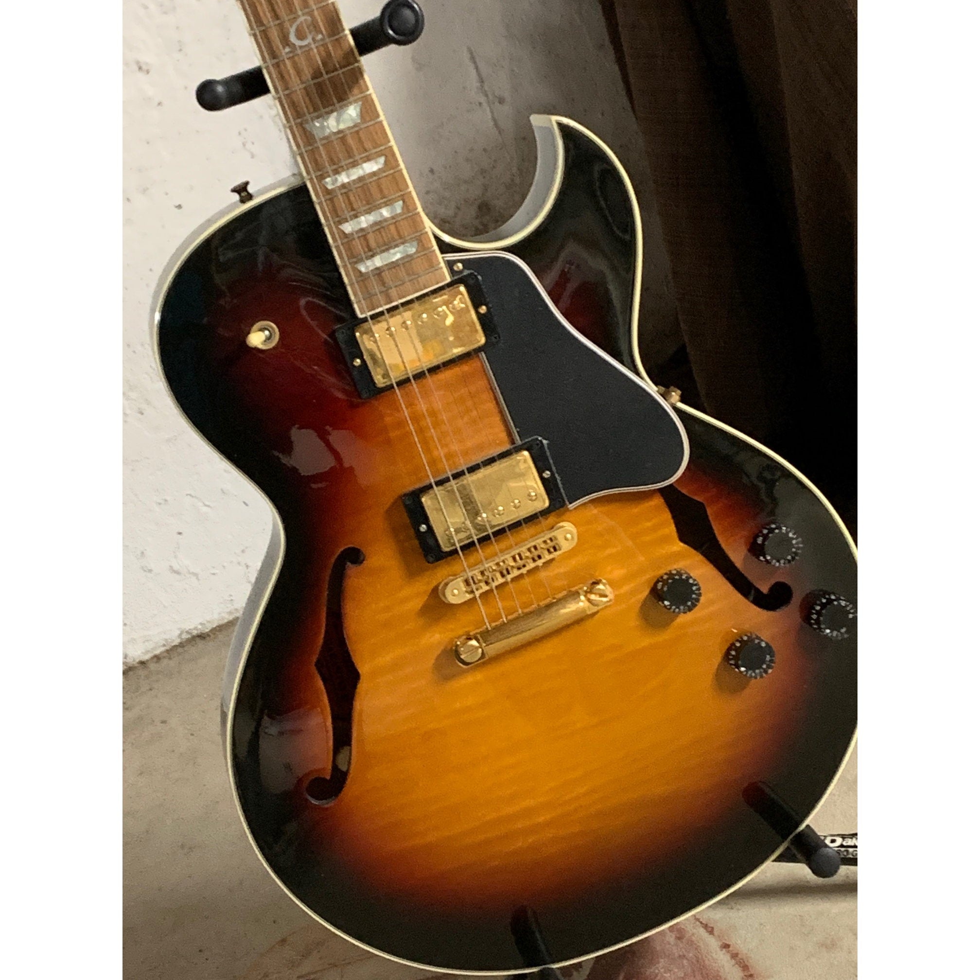 Gibson ES-137 Semi-Hollow Body Guitar Excellent w/HSC Tri-burst 2003