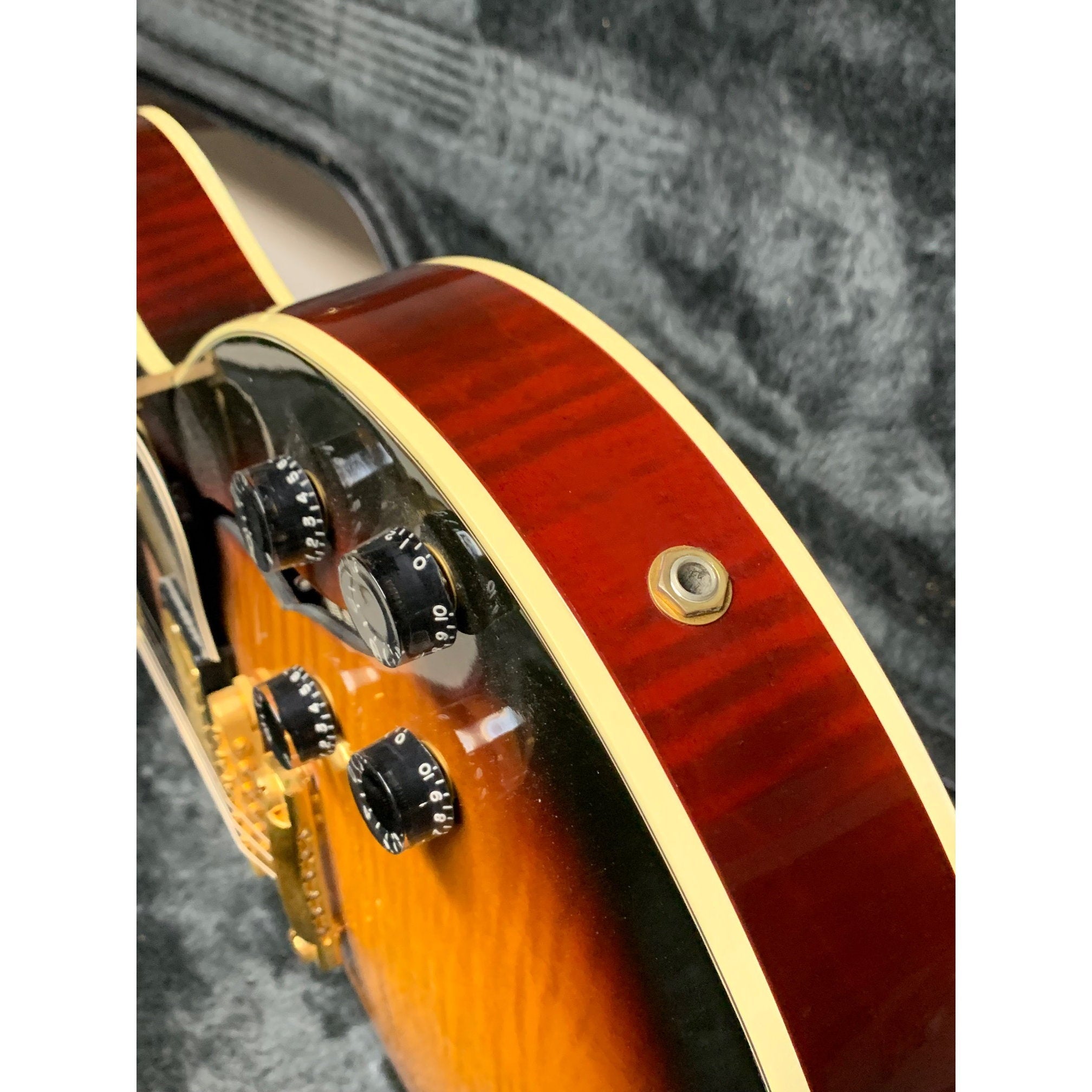 Gibson ES-137 Semi-Hollow Body Guitar Excellent w/HSC Tri-burst 2003
