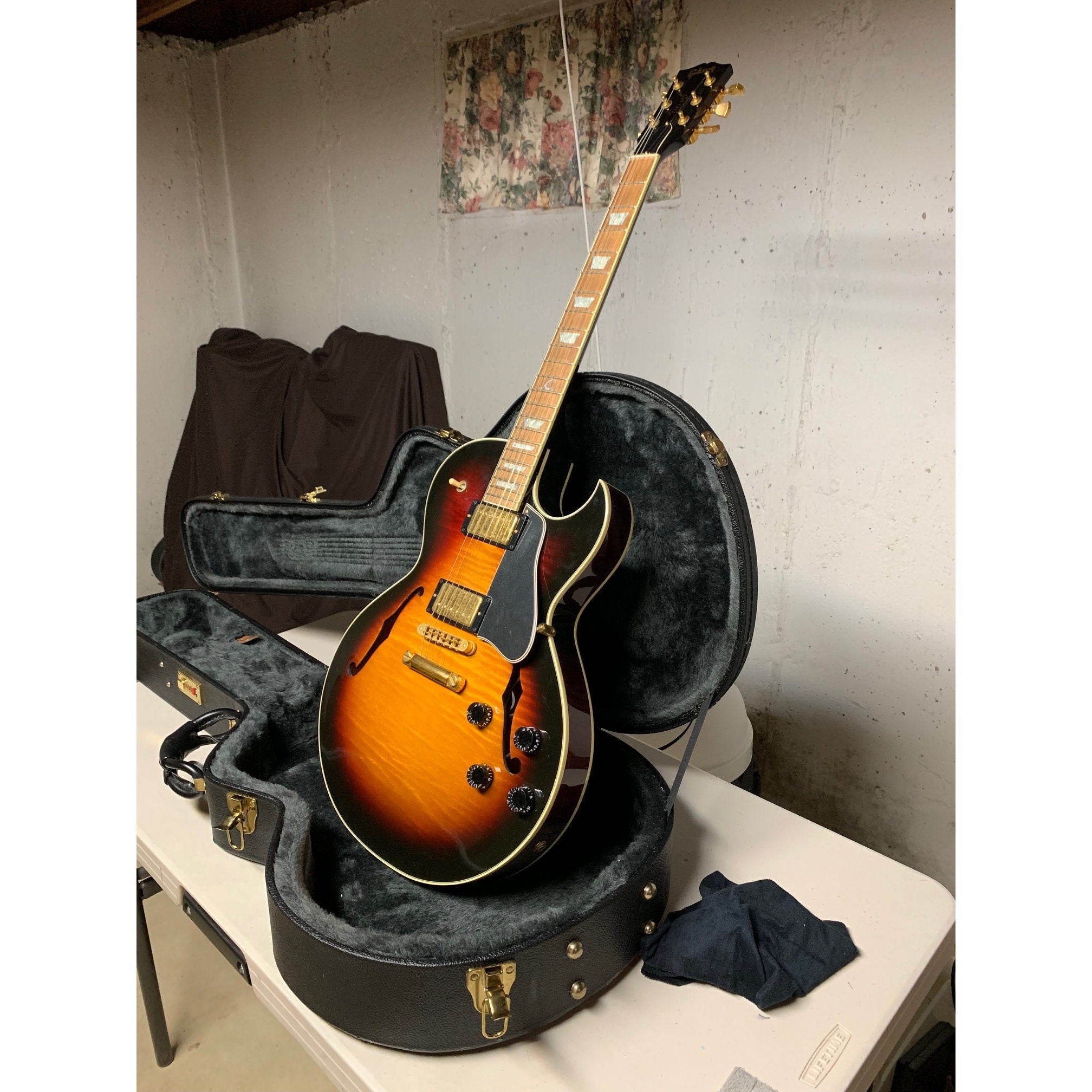 Gibson ES-137 Semi-Hollow Body Guitar Excellent w/HSC Tri-burst 2003
