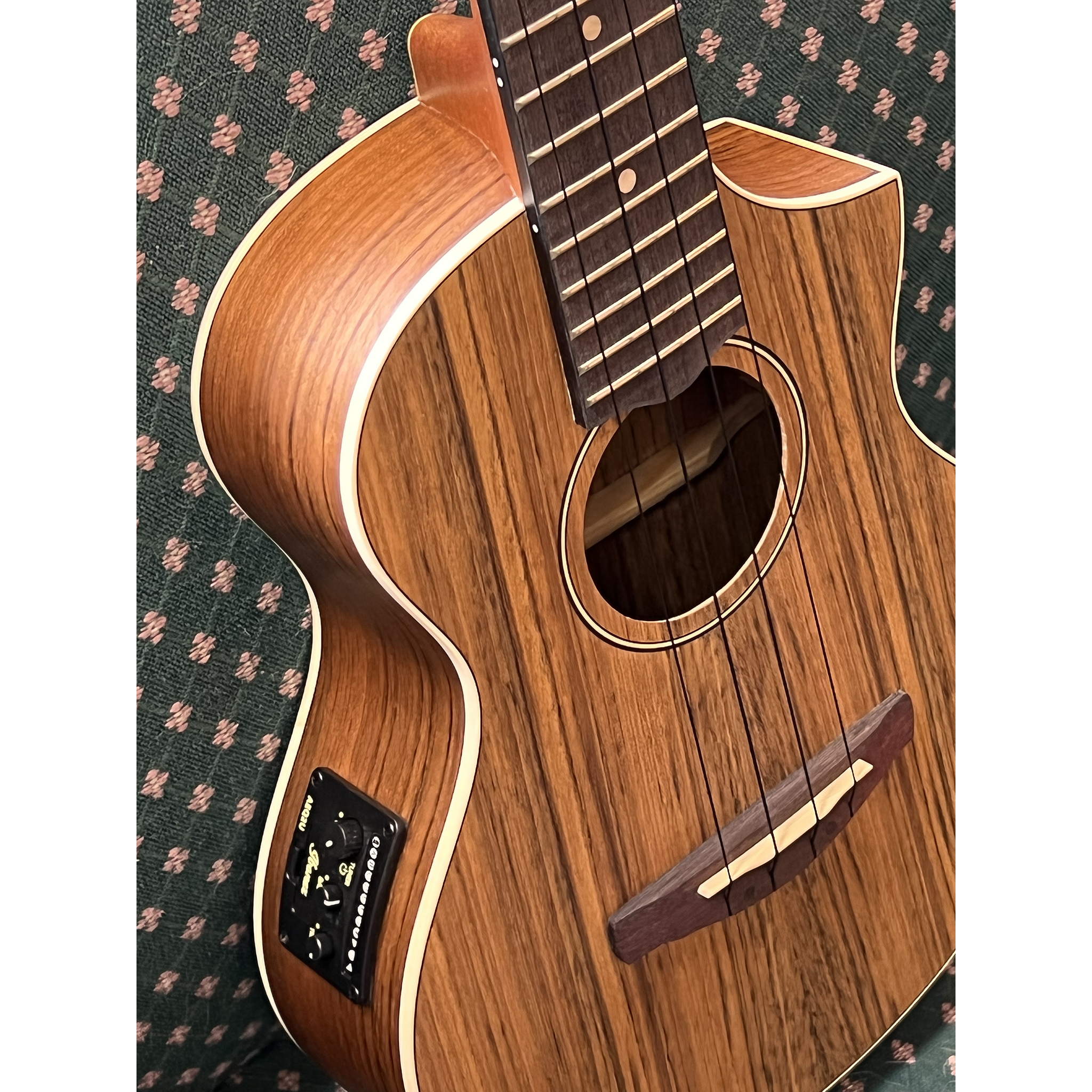 Ibanez UEWT14E Tenor Ukulele with Electronics and Cutaway - Natural