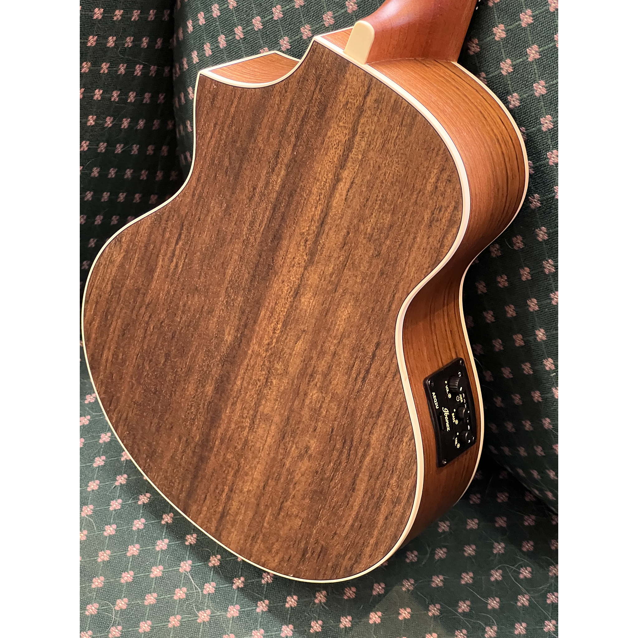 Ibanez UEWT14E Tenor Ukulele with Electronics and Cutaway - Natural