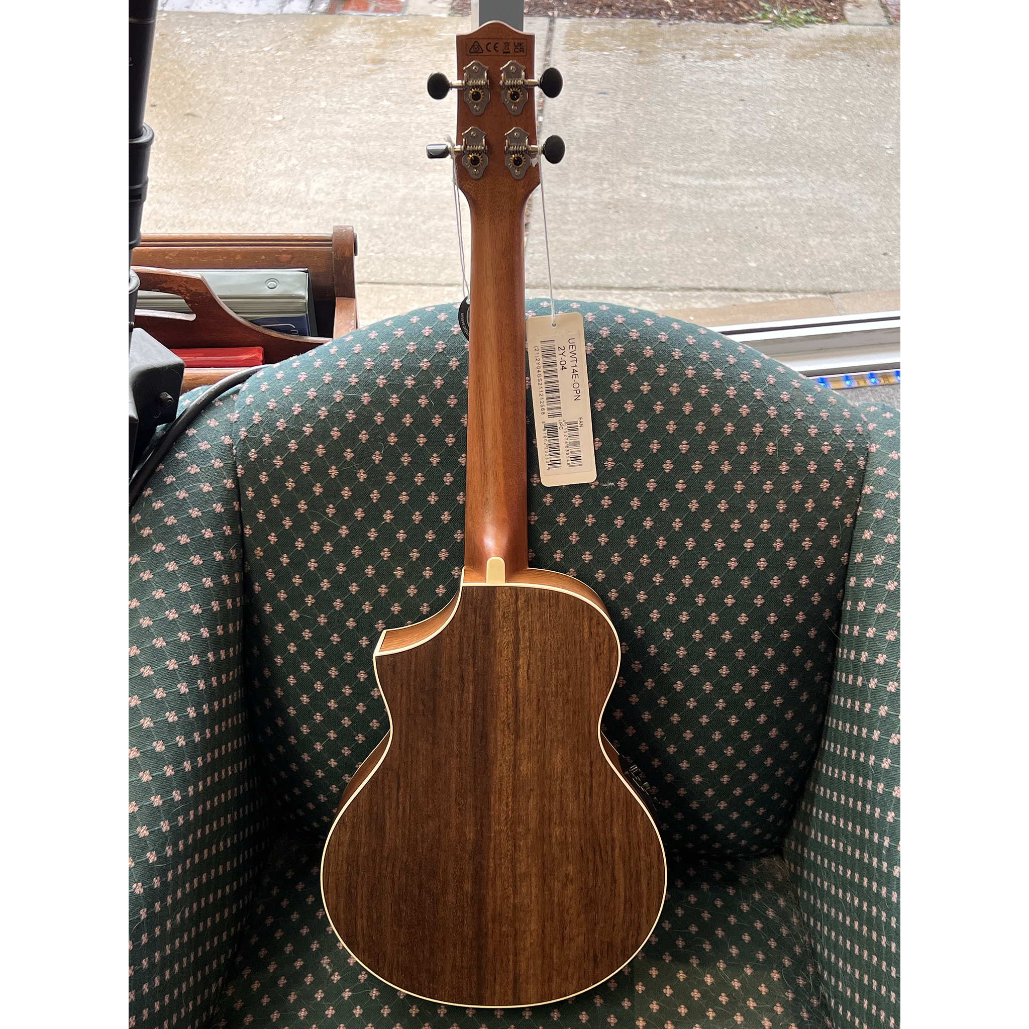 Ibanez UEWT14E Tenor Ukulele with Electronics and Cutaway - Natural