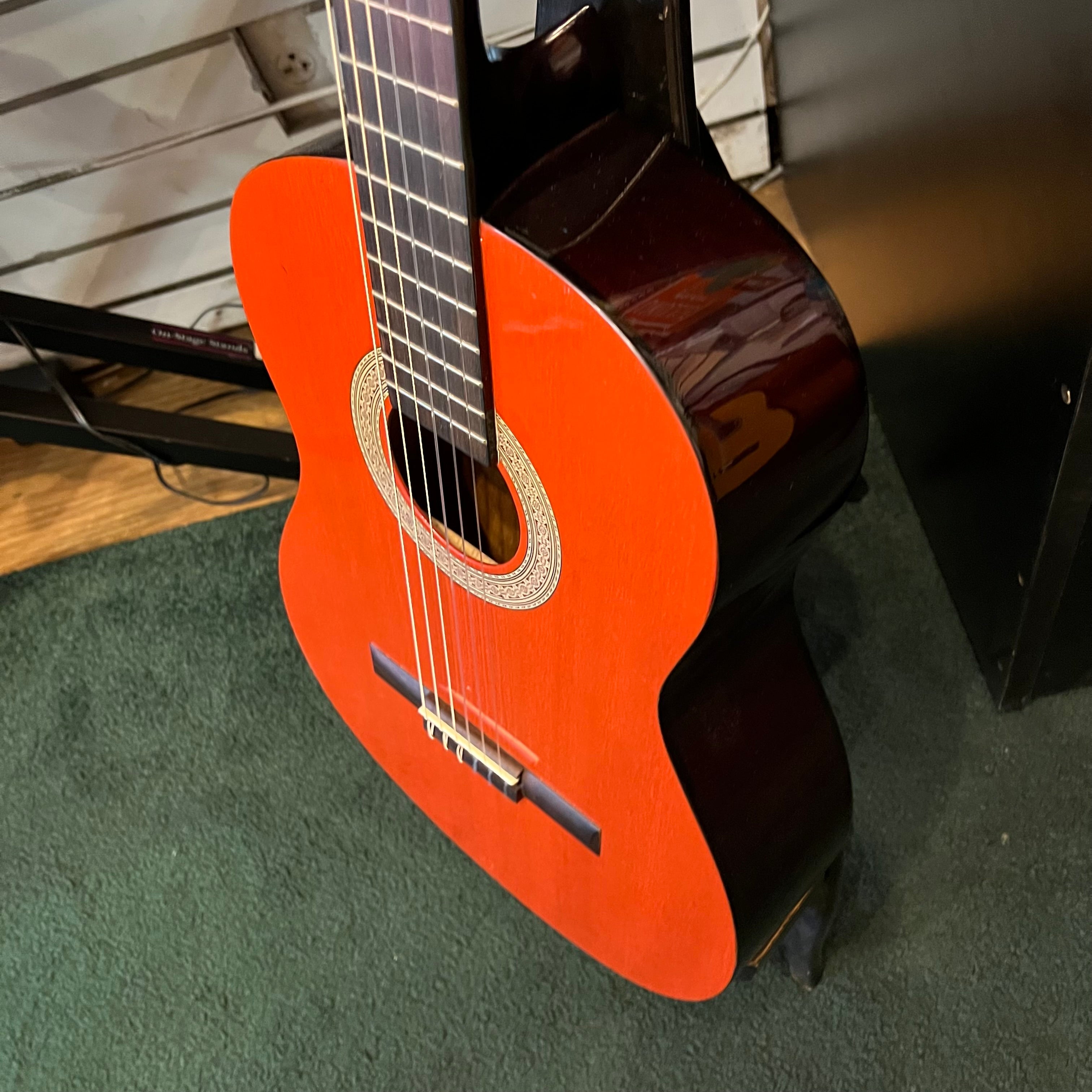 Lucero LC-100 Classical Guitar Excellent with Bag (used)