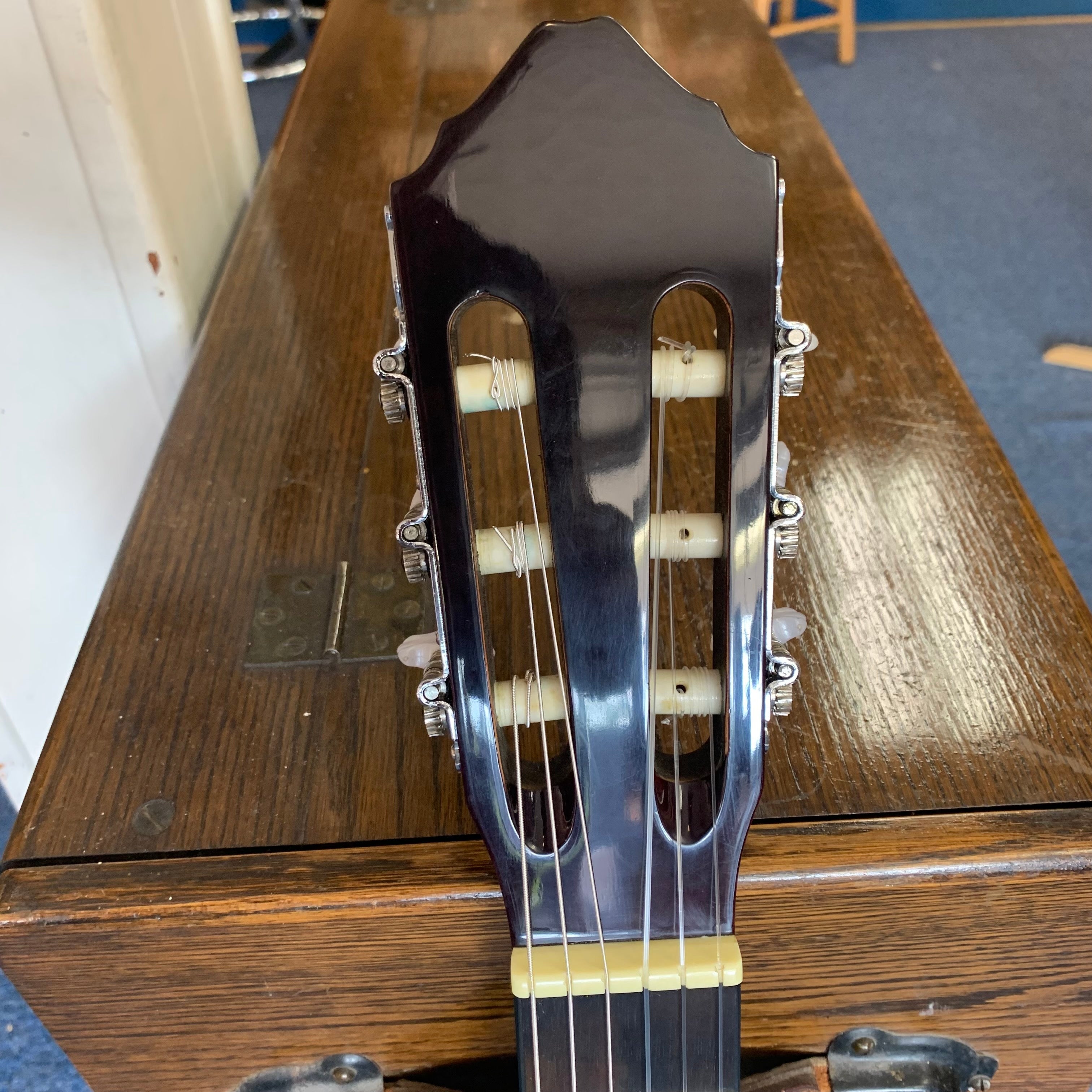 Lucero LC-100 Classical Guitar Excellent with Bag (used)