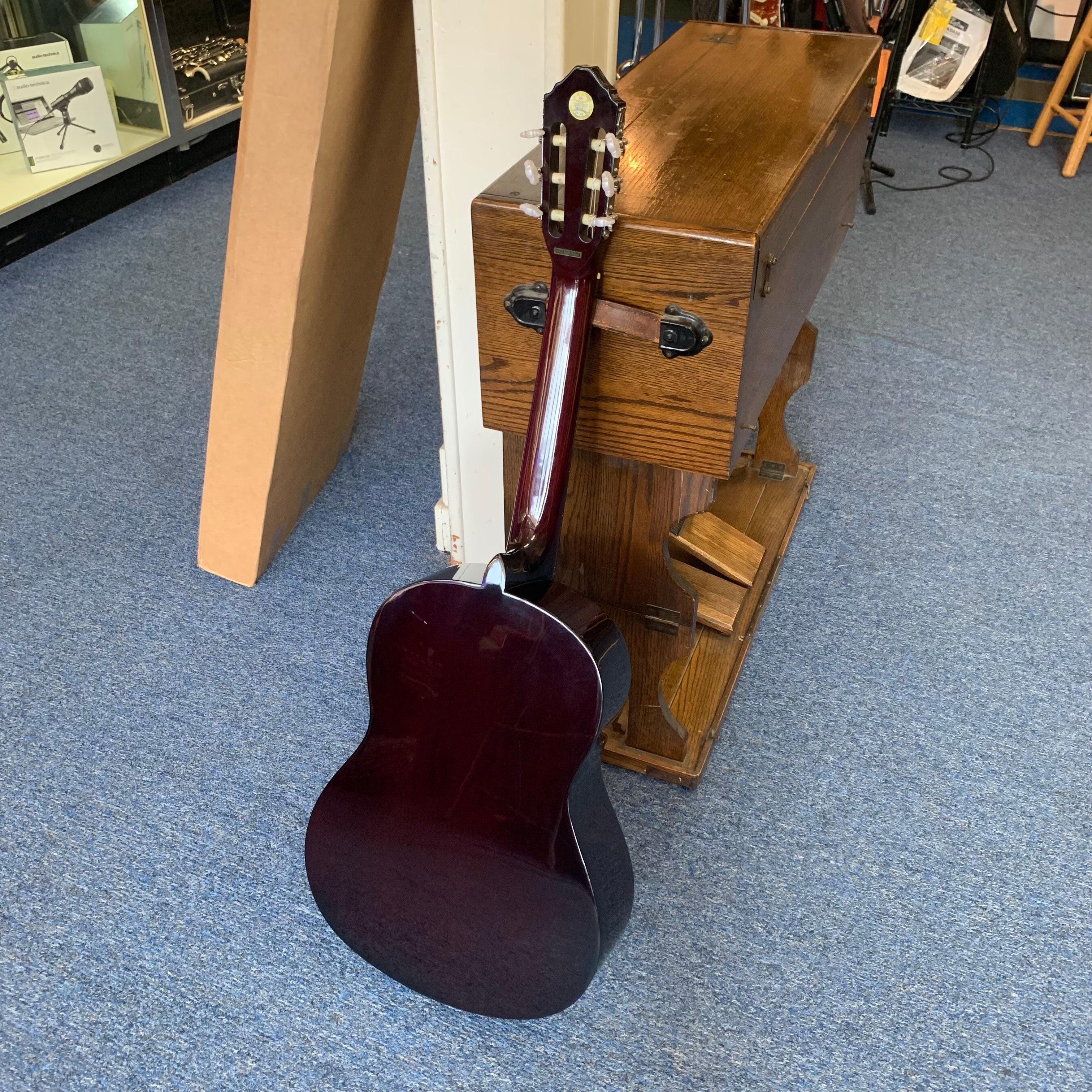 Lucero LC-100 Classical Guitar Excellent with Bag (used)