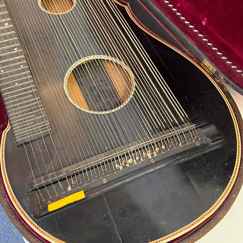 Luebeck Zither w/case Lake Geneva WIS. Vintage (used)