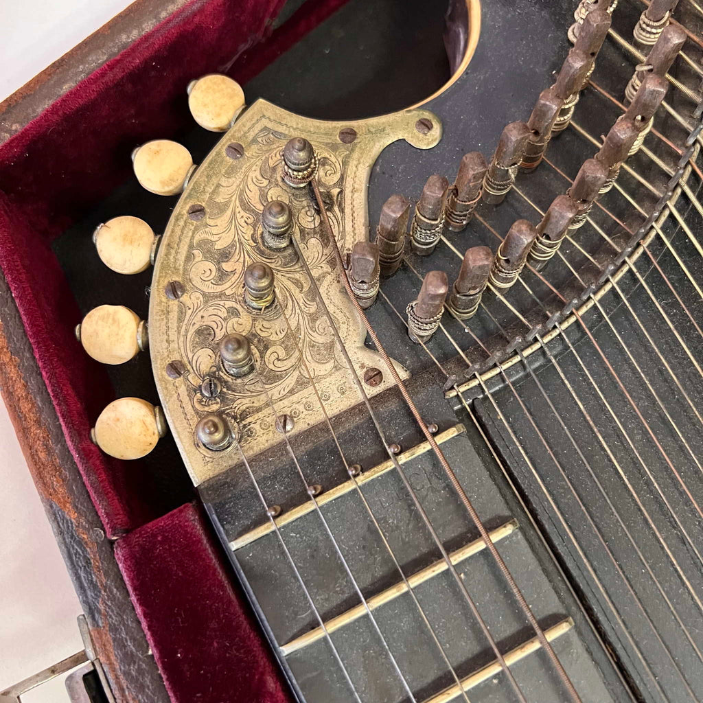 Luebeck Zither w/case Lake Geneva WIS. Vintage (used)