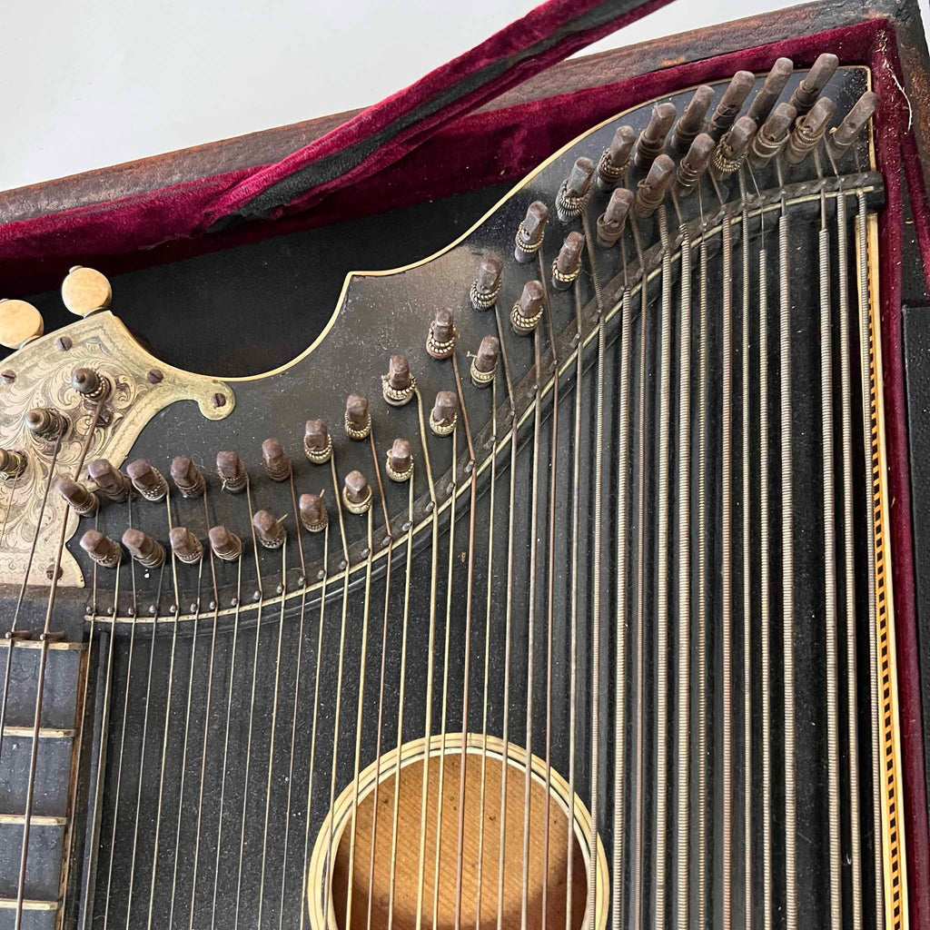 Luebeck Zither w/case Lake Geneva WIS. Vintage (used)