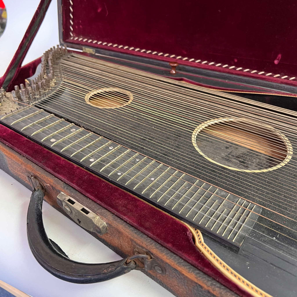 Luebeck Zither w/case Lake Geneva WIS. Vintage (used)