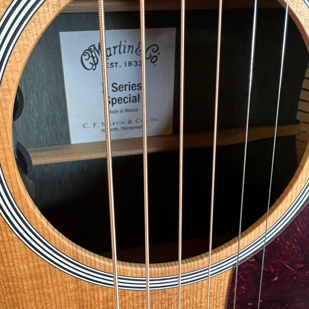 Martin X Series Special Acoustic-Electric Guitar like new  DX2E (used)