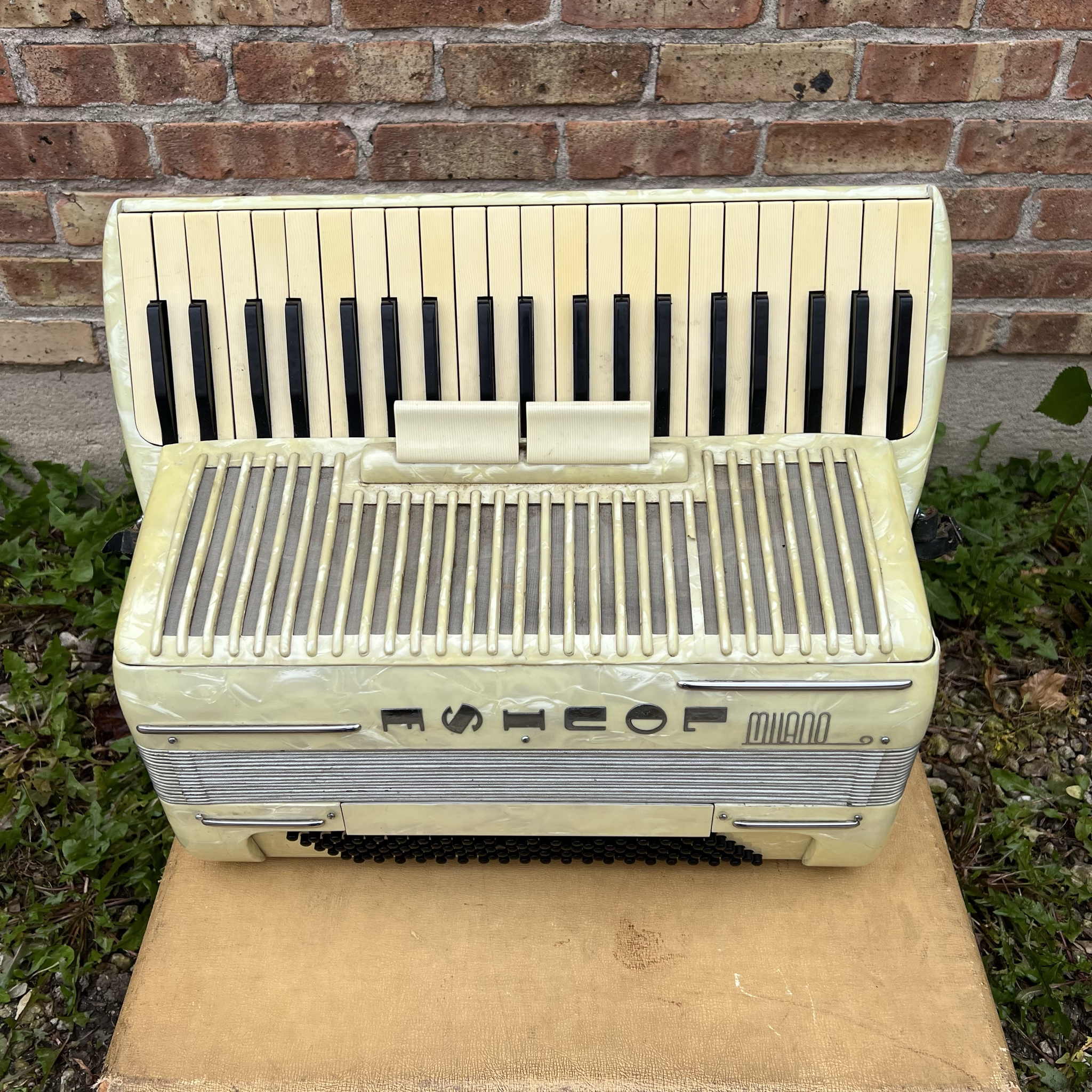 Milano "Louise" Piano Accordion White 1950s