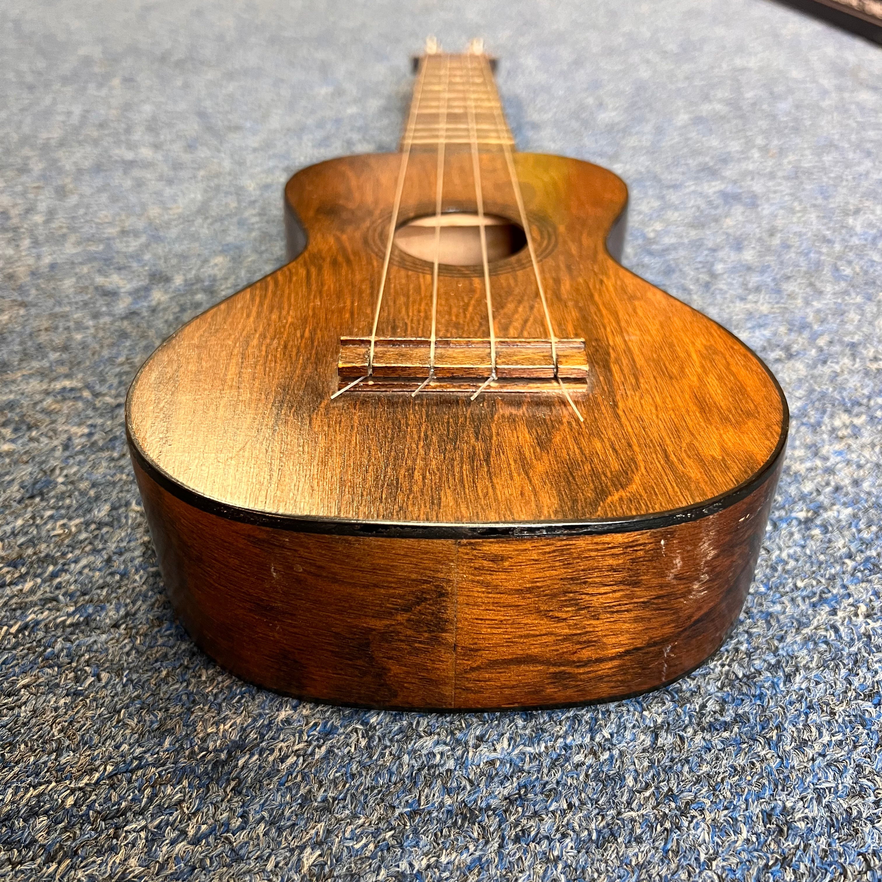 Mouna-Loa Vintage Soprano Ukulele Lyon & Healy (used)