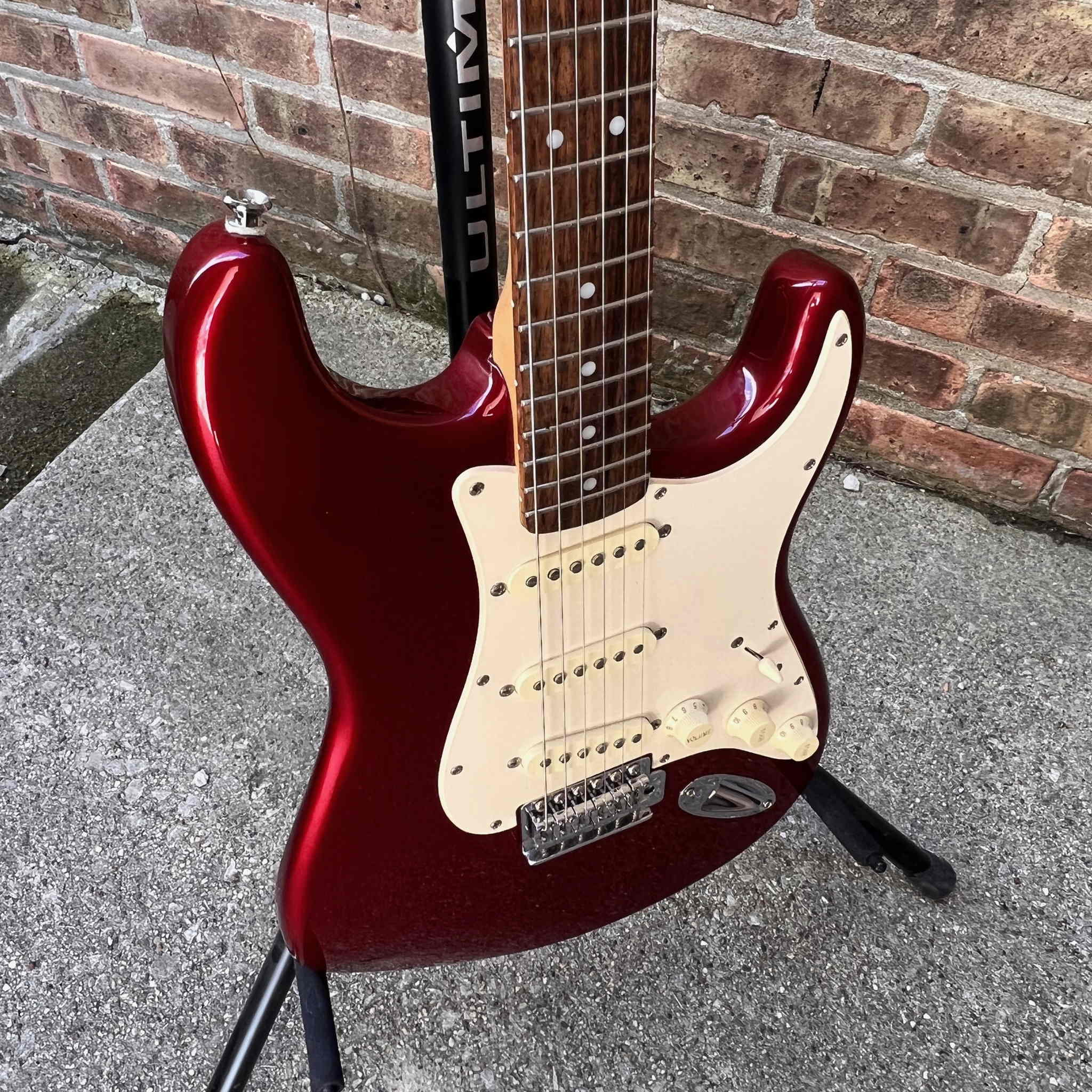 Squier by Fender Affinity Strat Electric Guitar Red w/gig bag (used)