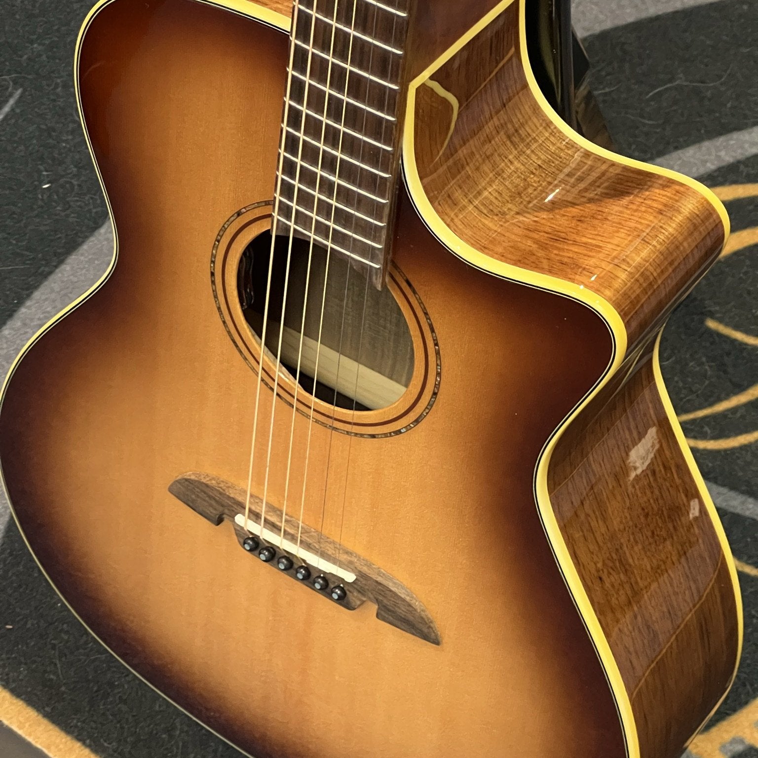 Alvarez Masterworks Grand Auditorium Acoustic Electric Guitar w/Cutaway SHB