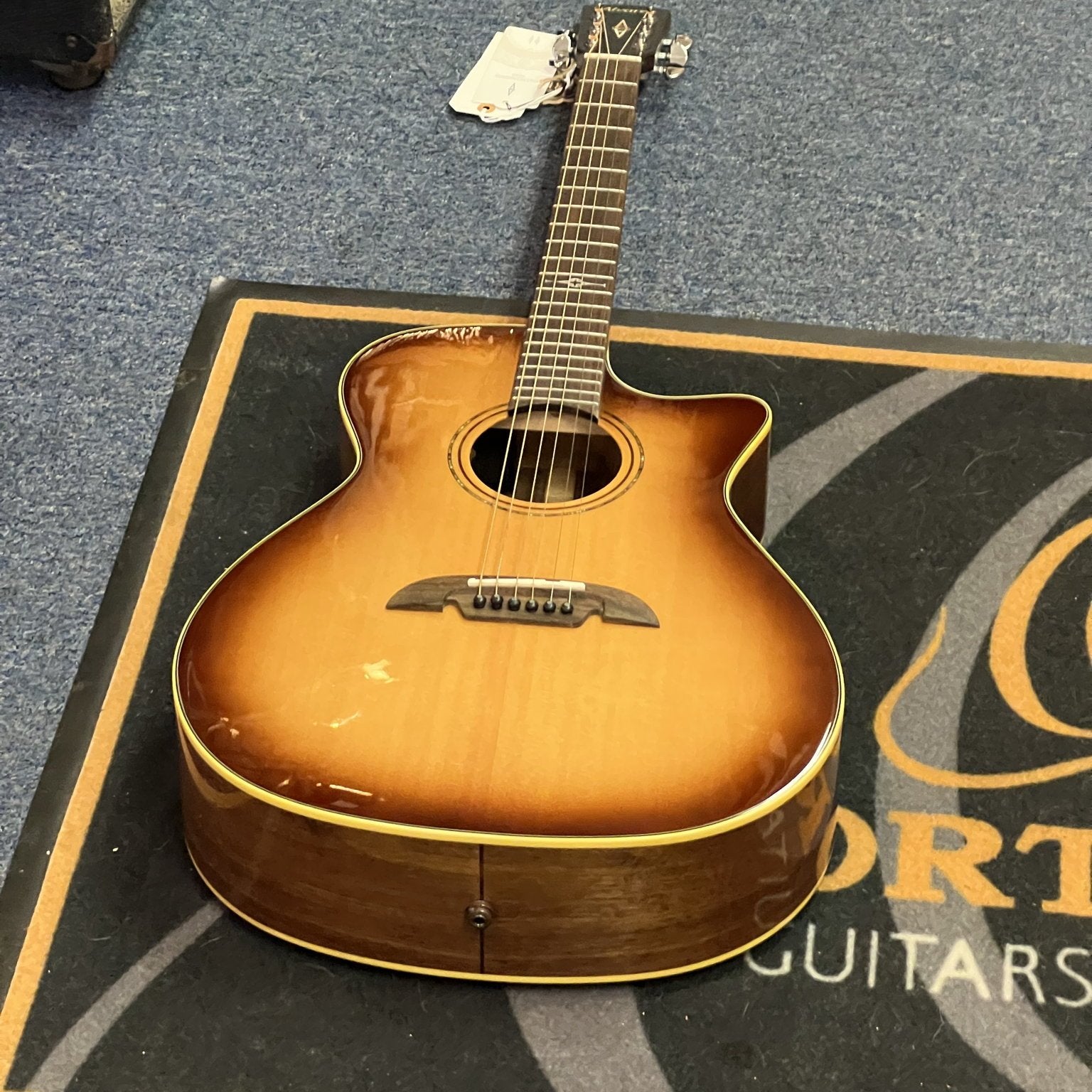 Alvarez Masterworks Grand Auditorium Acoustic Electric Guitar w/Cutaway SHB