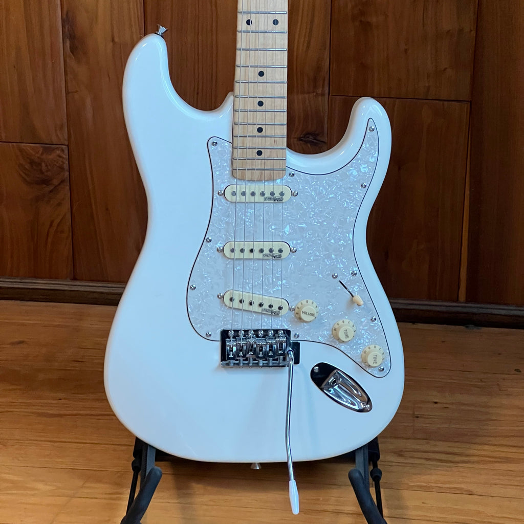 Austin AST100 Electric Guitar Solid Body Double Cutaway Strat Style White used
